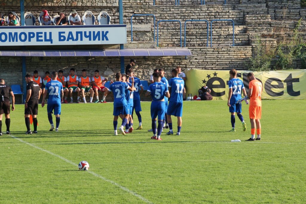 Черноморец (Балчик) разгроми с 4:0 Ботев (Нови пазар) в последния си домакински мач за 2025-та година. Срещата беше част от 16-ия кръг на Североизточната Трета лига. Никола Владев откри резултата в последната минута на първото полувреме с удар с левия крак от границата на наказателното поле. Асистенцията за попадението бе дело на Йордан Радев. В 47-ата минута, по абсолютно същия начин, балчиклии стигнаха до втори гол. Този път асистент стана Стефан Митев, а точен отново беше Владев. В 56-ата минута бранител на гостите получи червен картон, след като спря неправомерно откъсващия се сам срещу вратаря Теодор Тотев. След още 7 минути Мартин Янакиев направи резултата класически, като беше най-съобразителен след разбъркване в наказателното поле. Малко преди края на срещата Ивайло Попов центрира на далечната греда, където Николай Трифонов стреля с глава към вратата. Защитник на гостите се опита да изчисти, но не успя и топката влезе в мрежата. Балчиклии имаха още редица положения в срещата, но добрата игра на стража на гостите и неточният мерник попречиха за още по-изразителен резултат. В последния кръг за настоящата година отборът е гост на ФК Аксаково.