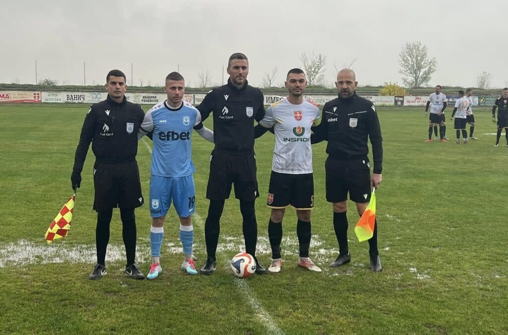 ФК Раковски претърпя минимална загуба с 0:1 от ФК Созопол в двубой от последния есенен 19 кръг на Югоизточната Трета лига. Срещата се проведе при непрестанен дъжд и тежък, подгизнал терен, но въпреки неблагоприятните условия всички 22-ма футболисти демонстрираха характер и дадоха максимума от себе си. В 25-ата минута гостите поведоха в резултата. След удар на Димитър Николов в гредата, топката се върна при Габриел Джантов, който я изпрати във вратата на Милко Баданов. През втората част дъждът отслабна и темпото на игра значително се увеличи. Домакините успяха да изравнят играта и дори доминираха в значителна част от полувремето. Два пъти и гредите спасиха вратаря на Созопол, Петър Рахнев. Гостите също създадоха няколко чисти ситуации след контраатаки, но не успяха да отбележат втори гол. Въпреки загубата от Раковски изказаха благодарност към играчите си, които се бориха с все сили на терена – включително и тези, които се включиха от резервната скамейка. Също така беше отправена благодарност към феновете, които, въпреки лошото време, подкрепяха отбора до последната минута. Раковски: Милко Баданов, Теодор Гишин, Георги Загорчев – капитан, Ангел Чонков, Пламен Койрушки, Марин Димитров, Стефан Петков, Петър Атанасов, Валери Домовчийски, Валентин Маджарски, Георги Балджийски Резерви: Валентин Карааргиров, Любомир Романски, Николай Панчев