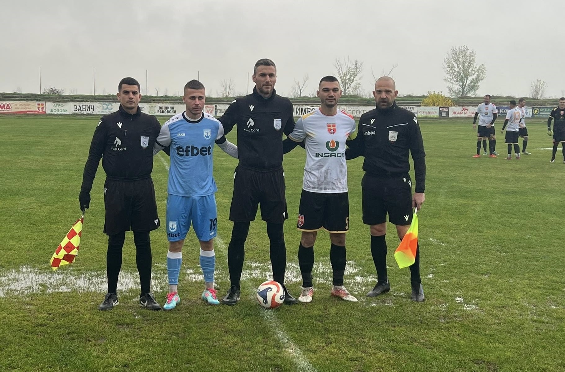 ФК Раковски претърпя минимална загуба с 0:1 от ФК Созопол в двубой от последния есенен 19 кръг на Югоизточната Трета лига. Срещата се проведе при непрестанен дъжд и тежък, подгизнал терен, но въпреки неблагоприятните условия всички 22-ма футболисти демонстрираха характер и дадоха максимума от себе си. В 25-ата минута гостите поведоха в резултата. След удар на Димитър Николов в гредата, топката се върна при Габриел Джантов, който я изпрати във вратата на Милко Баданов. През втората част дъждът отслабна и темпото на игра значително се увеличи. Домакините успяха да изравнят играта и дори доминираха в значителна част от полувремето. Два пъти и гредите спасиха вратаря на Созопол, Петър Рахнев. Гостите също създадоха няколко чисти ситуации след контраатаки, но не успяха да отбележат втори гол. Въпреки загубата от Раковски изказаха благодарност към играчите си, които се бориха с все сили на терена – включително и тези, които се включиха от резервната скамейка. Също така беше отправена благодарност към феновете, които, въпреки лошото време, подкрепяха отбора до последната минута. Раковски: Милко Баданов, Теодор Гишин, Георги Загорчев – капитан, Ангел Чонков, Пламен Койрушки, Марин Димитров, Стефан Петков, Петър Атанасов, Валери Домовчийски, Валентин Маджарски, Георги Балджийски Резерви: Валентин Карааргиров, Любомир Романски, Николай Панчев