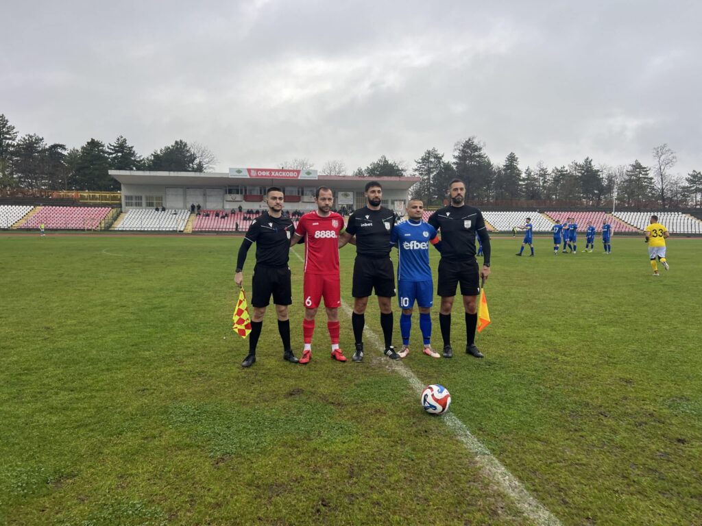 ОФК Хасково триумфира в последния си мач от есенния дял на сезон 2025/26 в Югоизточната Трета лига. Те надвиха у дома третия в класирането Левски (Карлово) с 2:1 в срещата от 19-ия кръг на шампионата. Юлий Шекеров откри резултата още в 3-ата минута, след като засече центриране от корнер. Скоро след това гостите се опитаха да отговорят с удар на Валентин Стоилов, който обаче не попадна в целта. В 11-ата минута Христо Бойков отправи красив удар от дистанция, но топката мина над вратата. Само шест минути по-късно,Красимир Илиев удвои резултата след далечен шут, който изненада вратаря на гостите. В 24-ата минута Илиев се опита да отбележи втори гол директно от свободен удар, но шутира покрай вратата. В 35-ата минута Юлий Шекеров преодоля четирима противникови играчи и стреля отблизо, но не успя да намери рамките на вратата. През втората част „червените“ продължиха да създават по-добрите положения. В 61-ата минута Владислав Узунов опита да прехвърли вратаря, но не успя. Малко след това, Милен Танев незабелязано се промъкна в наказателното поле и намали резултата на 2:1. Секунди по-късно Валентин Стоилов стреля, но Богомил Цинцарски отрази опита му. В 71-ата минута, Рангел Игнатов изпълни пряк свободен удар, но не уцели целта. Хасковлии отговориха с добро изпълнение на Ицо Бойков, което беше отразено от вратаря на карловци. Гостите се опитаха да изравнят, но в 80-ата минута останаха с човек по-малко след получен втори жълт картон от Даниел Коков. До края двата отбора не предложиха нещо ново и вълнуващо. Така, ОФК Хасково завърши полусезона с 5 победи от последните си 6 двубоя. С актив от 26 точки, „червените“ заемат осмата позиция след 19 кръга.