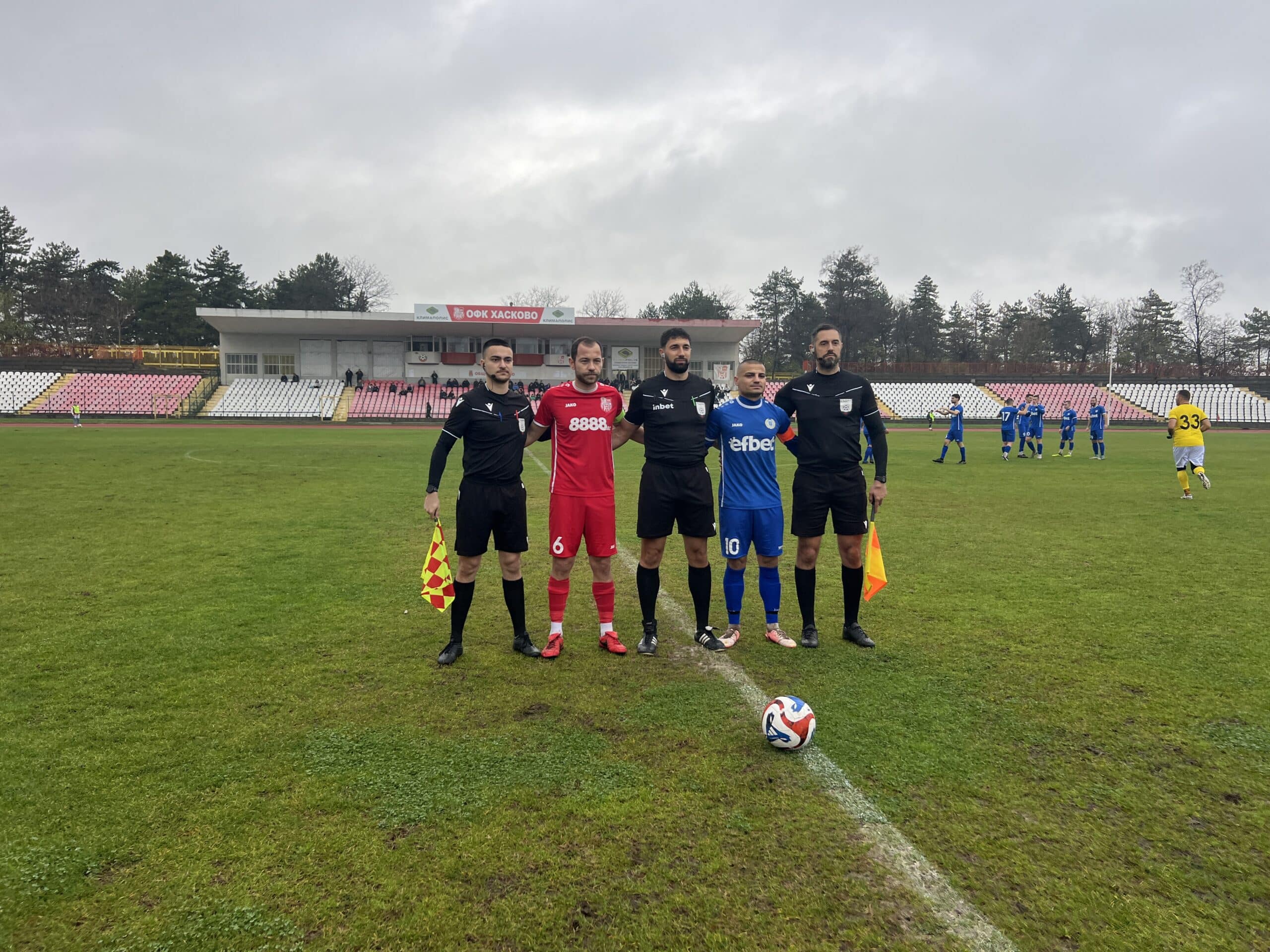 ОФК Хасково триумфира в последния си мач от есенния дял на сезон 2025/26 в Югоизточната Трета лига. Те надвиха у дома третия в класирането Левски (Карлово) с 2:1 в срещата от 19-ия кръг на шампионата. Юлий Шекеров откри резултата още в 3-ата минута, след като засече центриране от корнер. Скоро след това гостите се опитаха да отговорят с удар на Валентин Стоилов, който обаче не попадна в целта. В 11-ата минута Христо Бойков отправи красив удар от дистанция, но топката мина над вратата. Само шест минути по-късно,Красимир Илиев удвои резултата след далечен шут, който изненада вратаря на гостите. В 24-ата минута Илиев се опита да отбележи втори гол директно от свободен удар, но шутира покрай вратата. В 35-ата минута Юлий Шекеров преодоля четирима противникови играчи и стреля отблизо, но не успя да намери рамките на вратата. През втората част „червените“ продължиха да създават по-добрите положения. В 61-ата минута Владислав Узунов опита да прехвърли вратаря, но не успя. Малко след това, Милен Танев незабелязано се промъкна в наказателното поле и намали резултата на 2:1. Секунди по-късно Валентин Стоилов стреля, но Богомил Цинцарски отрази опита му. В 71-ата минута, Рангел Игнатов изпълни пряк свободен удар, но не уцели целта. Хасковлии отговориха с добро изпълнение на Ицо Бойков, което беше отразено от вратаря на карловци. Гостите се опитаха да изравнят, но в 80-ата минута останаха с човек по-малко след получен втори жълт картон от Даниел Коков. До края двата отбора не предложиха нещо ново и вълнуващо. Така, ОФК Хасково завърши полусезона с 5 победи от последните си 6 двубоя. С актив от 26 точки, „червените“ заемат осмата позиция след 19 кръга.