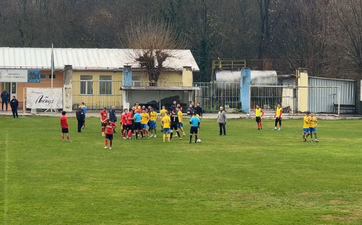 Атлетик (Куклен) постигна важна победа с 3:2 при гостуването си на Димитровград в 19-ия кръг на Югоизточната Трета лига. Първото полувреме завърши при резултат 0:0, но втората част се превърна в истински спектакъл с 5 гола и 4 червени картона. В 57-ата минута Алиберг Коджаали отбеляза първия гол за Атлетик с великолепен изстрел отдясно на наказателното поле. Топката се отрази в гредата и влезе право в мрежата. В 63-ата минута настъпи напрежение след конфронтация между играчи на двата отбора. След нарушение близо до центъра, избухна спор, в който се включиха почти всички играчи. Главният съдия реагира с 4 червени картона - за Кристиян Георгиев и Габриел Георгиев от Димитровград и за Коджаали и Ангел Семерджиев (втори жълт) от Атлетик Куклен. След тези събития двата отбора останаха с по 9 играчи. В 71-ата минута капитанът Юлиян Романов увеличи преднината, реализирайки с глава. Скоро след това, в 73-ата минута, Хенинг Паул Якоби направи резултата 3:0 след дълъг пас, който бе пропуснат от защитата на домакините. Якоби с изпичащ удар отправи топката във вратата. Николай Христов върна един гол за домакините в 76-ата минута с точен изстрел от наказателното поле, а Андреан Стоянов окончателно намали до 2:3, след като получи извеждащо подаване между защитата на Атлетик.