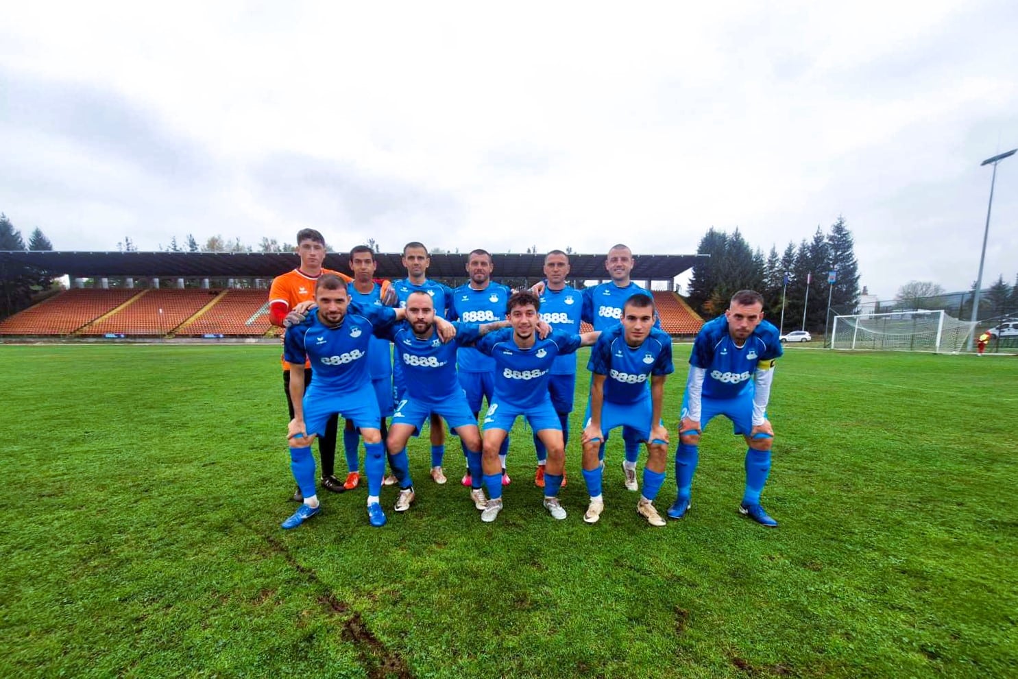 Пирин 1941 (Разлог) завърши с равенство 1:1 с лидера в Югозападната Трета лига - Рилски спортист (Самоков), в последния си мач за 2025 година. Това е второ равенство на тима срещу „скиорите“ през сезон 2025/26, с което приключиха есенния дял на шампионата с позитивен резултат. Срещата между двата отбора беше част от 19-ия кръг на шампионата, след което отборът от Разлог заема 13-то място с актив от 22 точки. Пирин излиза в почивка след 5 победи, 7 равенства и 7 загуби в първите си 19 мача. Напролет тимът ще поднови участието си с гостуване на Витоша (Бистрица).