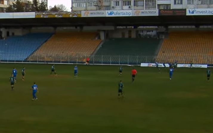 Гигант (Съединение) загуби с 0:3 при гостуването си на Нефтохимик Гигант (Съединение) претърпя поражение с 0:3 в мача си срещу Нефтохимик, който се проведе в рамките на последния есенен 19-ти кръг на Югоизточната Трета лига. След това поражение, Гигантите временно се намират на 13-то място в класирането, но има риск да бъдат изместени от дубъла на Локомотив (Пловдив), който има мач по-малко. Домакините от Бургас взеха преднина от 2:0 още преди почивката. Резултатът беше открит в 13-ата минута от Денис Токмак, след като получи подаване вдясно, напредна и с прецизен удар прати топката във вратата на гостите. Само две минути по-късно, Антон Узунов покачи на 2:0 след атака вляво и диагонален удар, който точно намери своята цел. В 43-ата минута вратарят на Гигант, Мартин Димитров, успя да спаси дузпа, изпълнена от Васил Ангелов. През второто полувреме, домакините добавиха още един гол, дело на Григор Солаков, отбелязан след далечен удар извън наказателното поле.