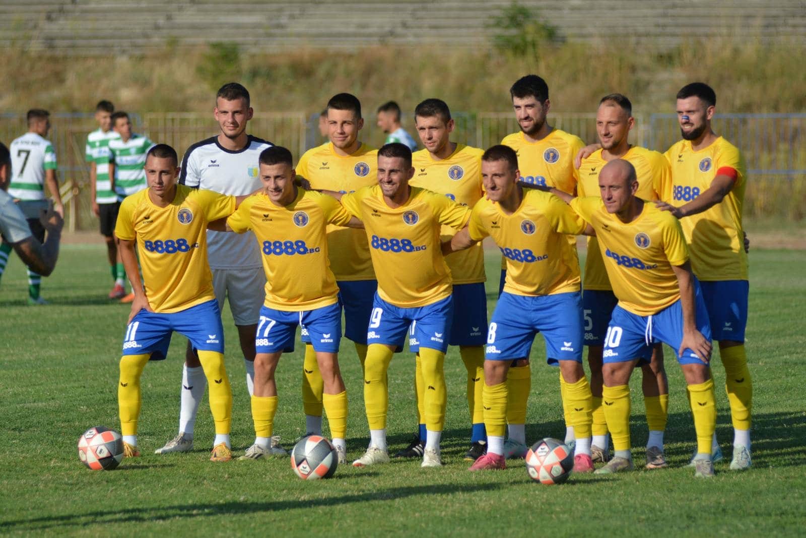 Волов-Шумен 2007 постигна убедителна победа с 5:0 при гостуването си на ФК Рилци (Добрич) в мач от 16-ия кръг на Североизточната Трета лига. След като почиваха в предишния кръг поради отложен мач с Бенковски (Исперих), "синьо-жълтите" записаха деветата си победа през сезона. Гостите поведоха в резултата още в 13-ата минута след красива атака, завършена с гол на Радослав Ковачев. Само седем минути по-късно Васил Добрев подаде с глава към Симеон Саво след центриране от корнер, а капитанът на отбора увеличи преднината на 2:0. В края на първата част Златин Боянов също отбеляза, след като беше изведен зад централната линия, преодоля противников играч и прехвърли вратаря от разстояние, увеличавайки аванса на шуменци. На почивката гостите направиха две промени, които обаче не повлияха на доминацията им. В 55-ата минута Алекс Наков проби отляво и, излизайки сам срещу вратаря, асистира на Румен Николов, който с лекота вкара за 4:0. Веднага след това нападателят беше сменен от Иван Цонев. Последният гол в срещата дойде в самия край, когато Алекс Наков излъга двама играчи на Рилци, остана сам срещу вратаря и подаде към Димитър Игнатовски, който оформи крайното 5:0. Шуменци отсъстваха без капитана си Христо Станчев, както и без Йордан Милков, Жечко Йорданов и двама от по-младите състезатели. Въпреки това те позволиха на съперника да създаде само една опасност, когато Гюрсел Осман удари греда през първото полувреме. "За мен това беше най-лесният ни мач, нямаше кой знае каква съпротива. Очаквах доста труден двубой, както споделих преди няколко дни. Видях, че не са губили с такава разлика у дома. Но и ние играхме добре. Съперникът се опита да играе футбол, не се затвориха. Заради това се получи този резултат. Ако се бяха затворили, щяхме да играем по-трудно. Сега ни се отвориха много пространства.", заяви президентът на шуменци Иван Станчев. "За разлика от друг път ние повеждаме, защото друг път ни повеждат нас и трябва да обръщаме. Запазихме и суха мрежа, което е похвално.", добави още Станчев. "Теренът не мръдна въпреки ужасния дъжд, който валя. Добре са го направили, което е похвално.", завърши президентът на Волов-Шумен 2007. На 3-ти декември, сряда, отборът ще изиграе отложения мач с Бенковски (Исперих) от 15-ия кръг на шампионата.