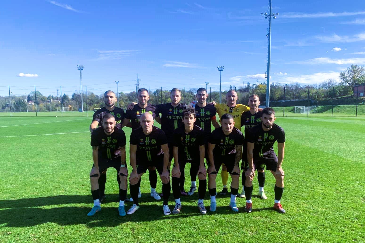 Устрем (Дончево) завърши наравно в последното си гостуване за тази календарна година, като направи 2:2 срещу Бенковски (Исперих) в мач от 16-ия кръг на Североизточната Трета лига. Виктор Христов откри резултата за гостите още в 20-ата минута. Десет минути по-късно той проникна в наказателното поле, когато защитник на противника го фаулира с шпагат отзад, но съдията не отсъди дузпа и остави играта да продължи. До края на първата част Калоян Кръстев пропусна две изгодни положения. В 45-ата минута домакините изненадващо изравниха. През второто полувреме Устрем продължи да има надмощие и Христов отново се озова сам срещу вратаря, но той спаси ситуацията. В 68-ата минута Бенковски успя да направи пълен обрат - 2:1. След това Кръстев направи още един сериозен пропуск, изплъзвайки шанса си за гол след подхлъзване на мокрия терен. Все пак гостите изравниха резултата чрез Дейвид Венциславов в 87-ата минута. В 94-ата минута домакините имаха неоправдани претенции за дузпа. "Вместо да поведем с 3:0 през първото полувреме, то завърши наравно - 1:1. Яд ме е, че пак имаше странични фактори, които повлияха. Иначе мачът беше коректен, много здрав и хубав. Бенковски е добър отбор. Доволен съм, че взехме нещо, но реално трябваше да водим с 3:0 на почивката с оглед на играта.", сподели след срещата наставникът на Устрем Димитър Димитров. В последния си мач за годината, тимът ще приема Рилци (Добрич).