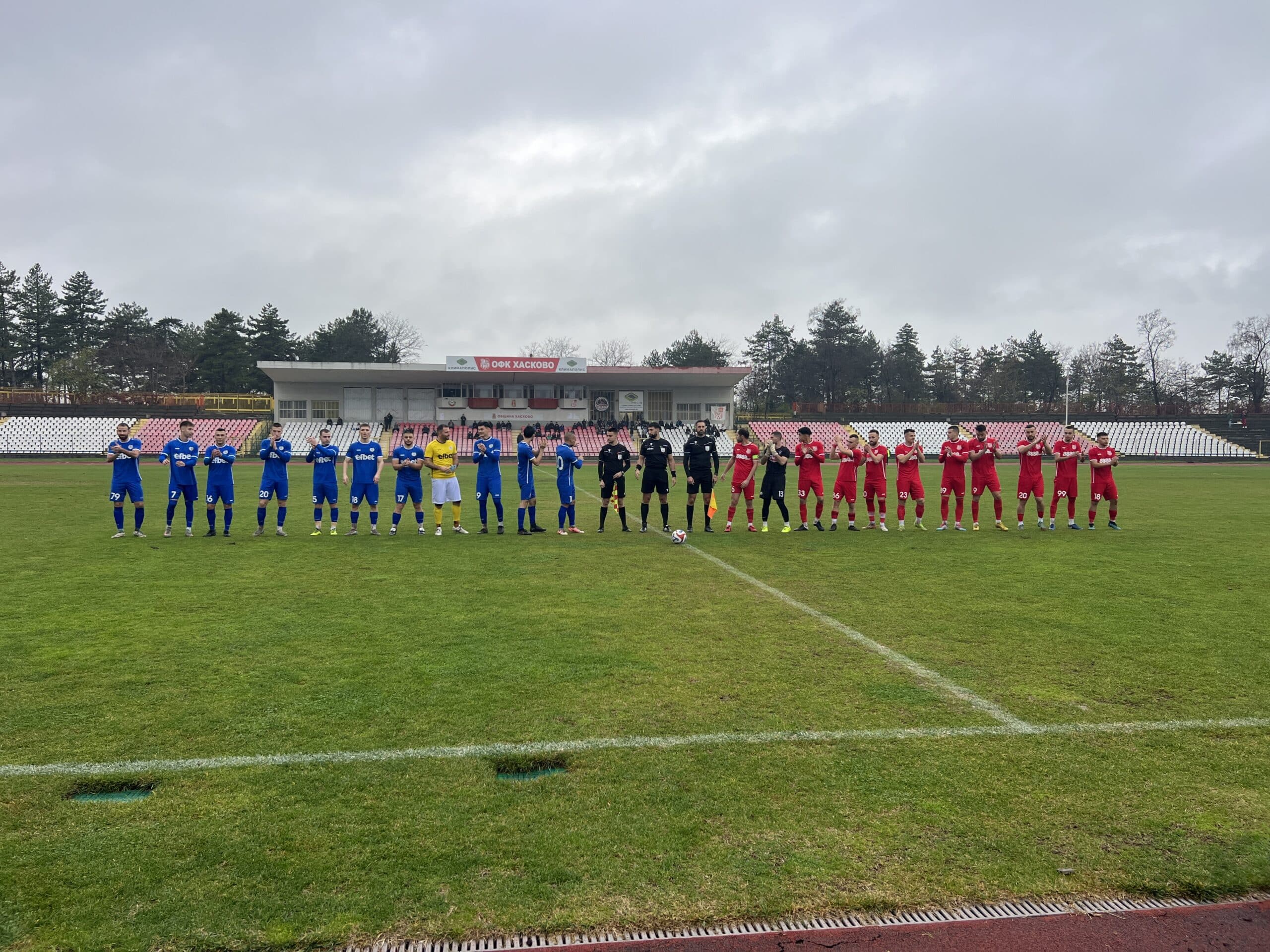 Левски (Карлово) допусна загуба с 1:2 при гостуването си на ОФК Хасково в последния за есента 19-ти кръг в Югоизточната Трета лига. Мачът се изигра на трудния терен на стадион "Хасково", който бе наводнен от обилните дъждове през последните дни. Карловци допуснаха гол още в третата минута, когато Юлий Шекеров реализира след центриране от корнер. "Сините" реагираха веднага с добър, но неточен удар на Валентин Стоилов. В 17-ата минута грешка на вратаря Тодор Малинов позволи на домакините да вкарат втори гол, дело на Красимир Илиев. Малко след изтичането на час игра Милен Танев намали резултата на 1:2, което внесе импулс в представянето на Левски. Стоилов стреля опасно само две минути по-късно, но ударът му бе отразен от вратаря на противника. В 71-ата минута Рангел Игнатов пробва да отбележи от пряк свободен удар, но не успя да уцели вратата. Седем минути по-късно, защитник в червено изчисти от голлинията удар с глава на Валентин Стоилов. В 80-ата минута Левски Карлово останаха с човек по-малко след втори жълт и съответно червен картон за Даниел Коков. До края те опитаха да достигнат до равенството, но не успяха да застрашат вратата на съперника. Въпреки това поражение, Левски събра 32 точки за първия полусезон, което е само с 8 по-малко от целия предишен сезон. Сезон 2025/26 ще се възобнови напролет с гостуване на Секирово (Раковски).