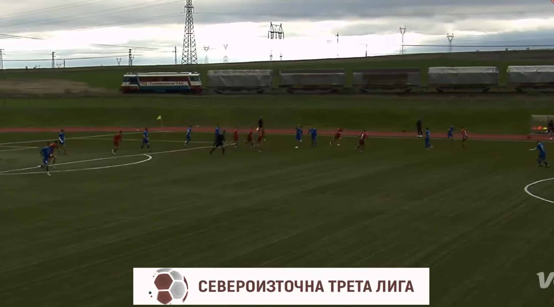 Аксаково и Фратрия II (Бенковски) завършиха наравно 1:1 в мач от 16-ия кръг на Североизточната Трета лига, игран в Суворово. Срещата бе и последното гостуване за "сините" през настоящата календарна година. В седмата минута гостите създадоха първата опасност, като Калоян Цветков засече с глава центриране от ъглов удар. Три минути по-късно Димитър Симеонов изведе Петко Цанков сам срещу вратаря на Фратрия, но той успя да затвори ъгъла и да спре атаката. В 18-ата минута логичното се случи и Цветков завърши отлична комбинация на „сините“. Димитър Павлу открадна топката в центъра, напредна, преодоля съотборник и асистира на Цанков, който изведе Цветков с прехвърлящ пас, за да даде аванс на Аксаково. В 25-ата минута домакините изравниха с първата си по-добра възможност. Нападател на Фратрия II се възползва от слабостите в защитата и засече центриране. Веднага след това домакините създадоха още една опасност, но бранител в синьо блокира опасния удар към вратата на Андриян Калев. До края на първото полувреме Аксаково остана по-активният тим. В 30-ата минута Димитър Симеонов уцели греда с изстрел от границата на наказателното поле. Шест минути по-късно Димитър Димитров също опита хубав удар, но той мина над напречната греда. Гостите реализираха и три точни удара, които обаче не затрудниха Владислав Украинский. Второто полувреме беше по-равностойно, като липсваха чистите положения пред двете врати. В 55-ата минута Слави Сталев имаше възможност да върне аванса на Аксаково, но ударът му с глава мина над вратата. В 61-ата минута домакините можеха да постигнат пълен обрат, когато Стефан Стефанов се възползва от неразбирателство между защитниците и вратаря на Аксаково, но прехвърлящият му удар не намери целта. Седем минути по-късно Калоян Цветков беше изведен сам срещу вратаря, но ударът му от малък ъгъл беше париран от Украинский. Със спечелената точка Аксаково изравни Рилци (Добрич), като предстои двата тима да изиграят отложения мач помежду си. В последната си среща за 2025-та година отборът от едноименния град ще приеме втория в класирането Черноморец (Балчик).