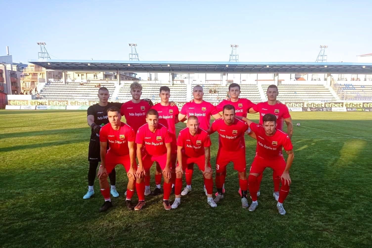 Марица (Милево) постигна победа с 1:0 като гост на дублиращия отбор на Локомотив (Пловдив) в своя последен мач за 2025 година. Мачът бе от 19-ия кръг на Югоизточната Трета лига и се състоя в Пловдив. Първото полувреме завърши при нулев резултат, въпреки че още в 5-ата минута Иван Кирев от Марица (Милево) пропусна дузпа. До края на полувремето гостите имаха още няколко възможности да поведат, но не успяха да реализират. През второто полувреме Стоян Митев отбеляза единствения гол в срещата, с който осигури трите точки за Марица (Милево). След впечатляваща есен, отборът ще завърши годината на 4-то място във временното класиране, само на точка зад третия - Левски (Карлово).