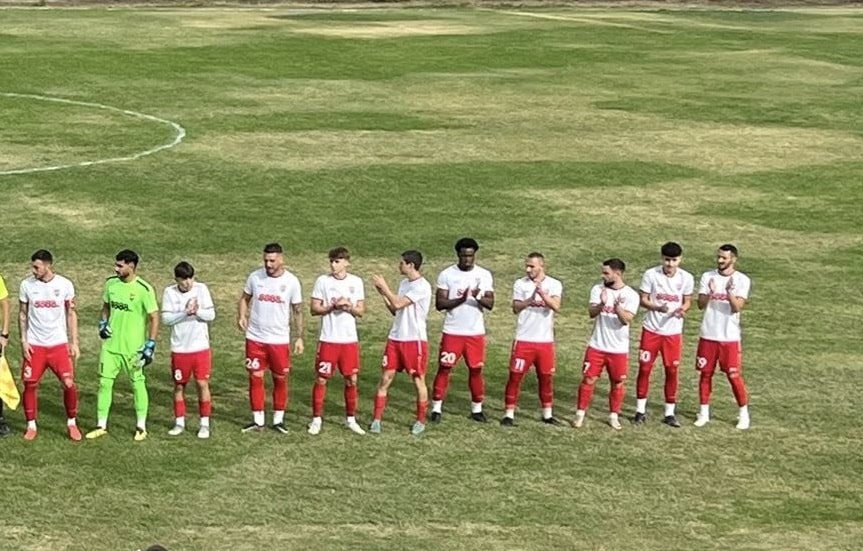 Асеновец (Асеновград) претърпя загуба с 1:2 от лидера ОФК Несебър в последния си мач за 2025 година. Старши треньорът Манол Георгиев беше направил значителни промени в стартовия състав поради контузии и отсъствието на някои играчи. През първото полувреме домакините не стартираха по най-добрия начин и гостите успяха да отбележат два гола. В 27-ата минута Кабанелас откри резултата, а в 35-ата Иван Колев удвои преднината на Несебър. През втората част съставът на Асеновград заигра по-активно, но успя да се разпише само веднъж. В 75-ата минута Макджералд Уоха отбеляза страхотен гол с глава от около точката за дузпа, изпращайки топката в сглобката на гредите. До края на мача домакините се опитваха да стигнат до изравнителен гол, но Несебър си тръгна с трите точки.