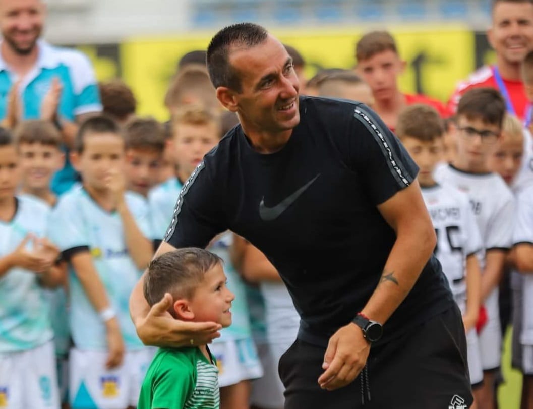 Всеки футболен мач е различен! Всеки треньор е различен! И всеки човек е различен... Старши треньорът на ФК Созопол Петър Кюмюрджиев реши да зададе добрия тон, подчертавайки, че един футболен мач не е причина за обиди, закани и грубости. "Момчетата от ФК Раковски опитаха през целия двубой да се надиграват с нас. Истината е, че нашият вратар направи няколко добри спасявания и ни остави в играта. От началото на сезона Раковски вкара във всяко едно свое домакинство, ние сме първият отбор, който си тръгна без инкасиран гол", каза Кюмюрджиев след победата над ФК Раковски с 1:0. Но по-важното е, че треньорът добави: "Имаше приятна обстановка, мачът бе коректен. Пожелавам на Раковски да намерят верния път и да успеят да се справят със ситуацията. Защото го заслужават..." Добрият тон е пример... Дано се превърне в нещо нормално!