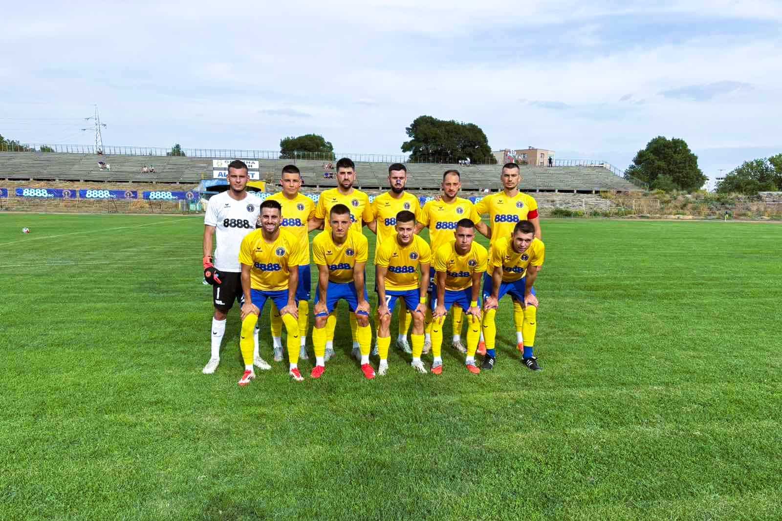 Волов-Шумен 2007 и Бенковски (Исперих) завършиха 2:2 Волов-Шумен 2007 завърши при реми 2:2 като домакин срещу Бенковски (Исперих) в отложен мач от 15-ия кръг на Североизточната Трета лига. Срещата се игра днес, 3 декември, от 14:00 часа на стадион "Панайот Волов". През първото полувреме домакините доминираха и пропуснаха няколко добри положения. В 14' Димитър Игнатовски изпрати директен свободен удар, който удари гредата. Три минути по-късно Алекс Наков проби в наказателното поле и стреля, но ударът му премина край вратата. В 24' Игнатовски намери положение за удар от дистанция, но стражът Стефан Петков спаси. В края на първите 45 минути гостите еднократно застрашиха вратата, но техният изстрел не бе точен. През втората част първи точен бе тимът от Исперих — в 57' Филип Хорват откри резултата. Само пет минути по-късно Игнатовски получи страхотен прехвърлящ пас зад отбраната и изравни. В 66' Микита Ходаковский вкара втори гол за Бенковски след центриране от пряк свободен удар, когато му бе по-изгодно да изпревари вратаря Петър Илиев и да прати топката в мрежата. След това Волов-Шумен 2007 натисна в търсене на изравнителен гол и такъв дойде в 89' минута — Димитър Игнатовски реализира дузпа, отсъдена за игра с ръка на бранител на Бенковски, за крайното 2:2. След този мач Волов-Шумен 2007 се изкачи до петата позиция в класирането с 29 точки — същия актив като четвъртия Бенковски (Исперих). Волов-Шумен ще завърши календарната си програма за годината с домакинство на Фратрия II (Бенковски) в събота, 6 декември, от 14:00 часа.