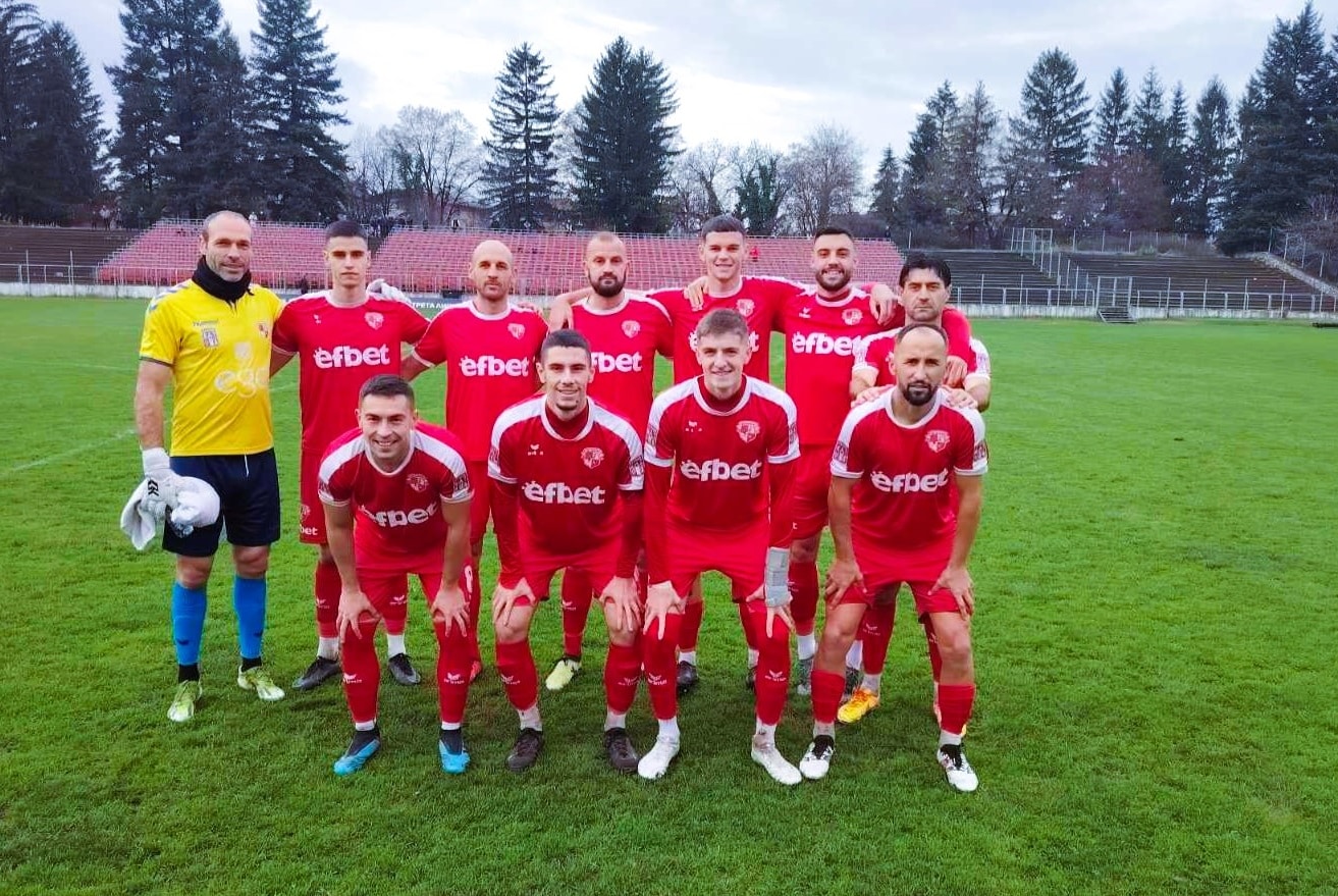 Четирима футболисти на ФК Банско наказани след последния есенен кръг Четирима играчи на ФК Банско получиха наказания след последния кръг от есенния дял на Югозападната Трета лига. По един мач лишаване от участие получиха Йордан Лечов, Руслан Иванов и Любомир Христов, след като всички те натрупаха по пет жълти картона в загубата от Витоша (Бистрица) в последния кръг. Лазар Еринин бе наказан с едномачова санкция след червен картон в същия мач. Всички четирима ще пропуснат първия пролетен кръг — гостуването на ОФК Костинброд, което е насрочено за 21 февруари.