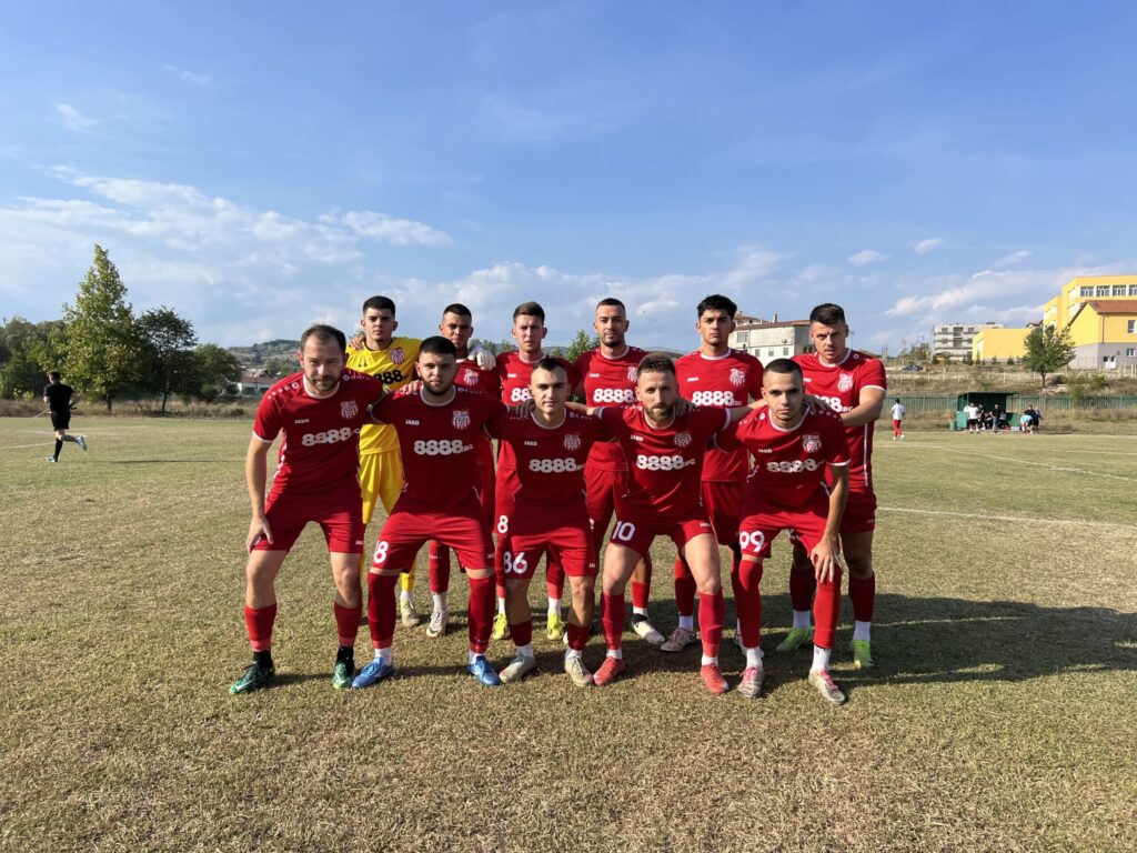 ОФК Хасково вкара най-много точки в последните шест кръга ОФК Хасково е отборът с най-добро представяне в последните шест кръга от шампионата на Югоизточната Трета лига за 2025 година. "Червените" записаха пет победи и една загуба, което донесе 15 точки — с две повече от другите лидери по форма. Несебър, Левски (Карлово) и Созопол имат по четири успеха, едно равенство и една загуба в този период. Хасковлии нанесоха поражения на два от тези тимове — Левски (Карлово) и Созопол. Отборът на Живко Желев спечели и убедително дербито със съгражданите си от ФК Хасково в областния финал за Купата на Аматьорската лига през разглеждания период. След силен край на първия полусезон ОФК Хасково зимува на осмото място с актив от 26 точки, с 23 отбелязани и 28 допуснати гола. Топ реализатори за отбора в първенството са: Юлий Шекеров — 8 гола Владислав Узунов — 4 гола Калоян Делчев — 3 гола Христо Бойчев — 2 гола Дамян Чаушев — 2 гола Бейсим Бейсим — 1 гол Красимир Илиев — 1 гол Керимджан Игнатов — 1 гол Димитър Стефанов — 1 гол Напролет тимът се очаква да бъде подсилен от титулярния капитан Тейнур Марем, чието наказание почти е изтекло. Шампионатът в Югоизточната Трета лига се подновява на 14-ти февруари, събота, когато ОФК Хасково приема Марица (Милево) на собствен терен.