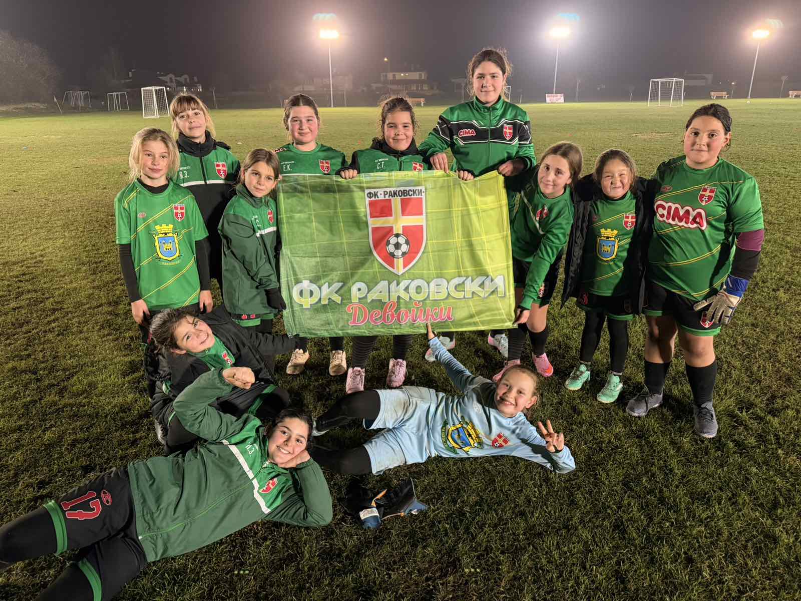 Девойките на ФК Раковски с вълнуваща победа при гостуването в Скутаре Девойките на ФК Раковски изиграха поредния си мач от сезона като гости на ФК Скутаре. След истински трилър момичетата спечелиха с 6:5. Голове за Раковски Резултатът оформиха: Маги Карааргирова, Яна Зечева, Елица Карагеоргиева, Меги Шаркова, Дилара Саити и Никол Зенкова. Децата на Раковски завършиха първенството с победа В събота децата, водени от Теодор Гишин, изиграха последния си мач от първенството срещу Пловдив Сити и спечелиха със 7:5. Голмайстори за Раковски Пламен Коев – 2 гола Матей Гатевски – 2 гола Влади Евтимов – 1 гол Йосиф Драгоев – 1 гол Кайра Емин – 1 гол В неделя децата участваха в Купата на Хасково, където след 2 победи и 2 загуби заеха 5-то място. Набор 2017 с бронзови медали от турнира в Хасково Децата от набор 2017, водени от Йосиф Лесов, също взеха участие в турнира в Хасково и се представиха на много добро ниво. С две победи и две загуби отборът показа старание, дисциплина и добър футбол, което им донесе заслуженото 3-то място и бронзовите медали.