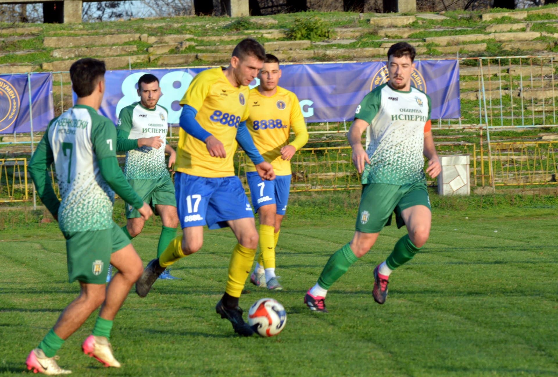 Волов-Шумен 2007 завърши 2:2 с Бенковски (Исперих) след отложен мач Двубоят от 15-ия кръг на Североизточната Трета лига между Волов-Шумен 2007 и Бенковски (Исперих) беше изигран днес на стадион "Панайот Волов" след като преди това бе отложен заради голям брой внезапно заболели играчи в отбора на гостите. Срещата завърши при резултат 2:2. "Това пренавиване изигра лоша шега. Малко сме ядосани от този резултат, но ние си го направихме така. За мен изпуснахме мача в тактическо отношение. Можехме да излезем по друг начин. Дадохме им много пространства, а те са добре на контраатака. Трябваше да вземем победата, но изпунахме страхотен шанс. Не че са играли зле Исперих, но те спечелиха битката още като отложиха мача. Така се пренавихме и от това пренавиване се случиха нещата. Те спечелиха психологическата битка", заяви Станчев след днешната среща. Лошите новини за шуменци продължиха с контузията на централния бранител Васил Добрев, който напусна терена в 35-ата минута и беше принудително заменен от Евгени Стоянов. Най-вероятно става дума за травма в адукторите. "Не знам дали ще е на линия за другия мач. Ако е разтежение, ще отсъства 10 дни. Надявам се само да не е скъсал.", добави още президентът на шуменци. В събота тимът ще изиграе последната си среща за 2025 година, отново като домакин. На 6 декември от 14:00 часа Волов-Шумен 2007 приема Фратрия II.