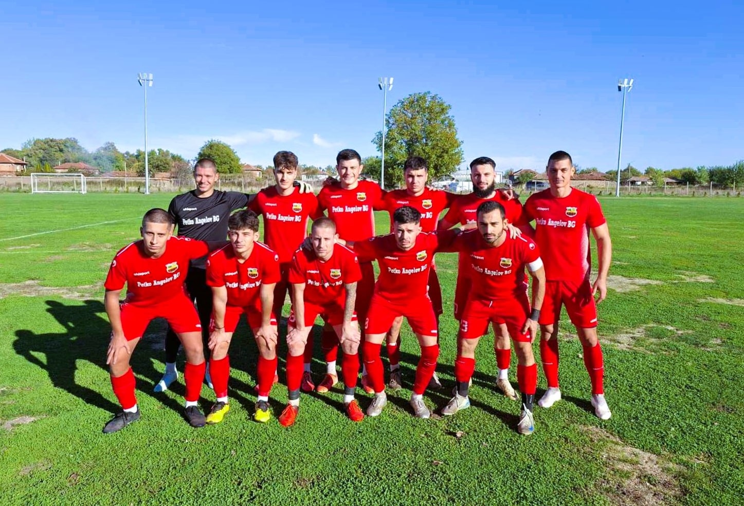 Марица (Милево) стига до 4-то място в Югоизточната Трета лига Марица (Милево) заема 4-то място във временното класиране на Югоизточната Трета лига с баланс от 9 победи, 4 равенства и 5 загуби и голова разлика 36:20. Отборът е само на 1 точка зад третото място, което в момента заема Левски (Карлово). Клубът има и още повод за радост – областен шампион след победа над Марица (Пловдив) във финала за Аматьорската купа. Това са сухите факти, но зад тях стоят много труд, дисциплина, себераздаване, упоритост и доза безкомпромисна вяра, че мечтите могат да се сбъднат. През полусезона на шампионат 2024/2025 отборът завърши първата част от сезона на 13-о място с 23 точки след 19 мача. Настоящият старши треньор Иван Кочев проведе първата си тренировка с тима на 14 ноември — в деня на рождения си ден, като до края на полусезона оставаха три мача. След една проведена тренировка той загуби дебюта си — 0:2 при гостуването на Ямбол, но последваха две победи: срещу тогава силния тим на Саяна (2:1) и срещу Карнобат (7:0), което запази отбора на 13-ото място в края на полусезона. Сега, година по-късно, Марица (Милево) е 4-ти след първата половина на сезона с 31 точки. Разликата от предната година е осезаема — с 8 точки повече тази есен, което отразява значителен прогрес: от 13-о до 4-то място. Може ли да е било повече? Вероятно — някои загуби (Секирово, Ямбол) и някои равенства можеха да бъдат избегнати. Но има ли отбор, който да няма грешки? А както самият треньор Кочев казва: „Нека оставим работа и за пролетта...“ Цифрите и статистиката дават обективна картина, но в Марица (Милево) има нещо още по-важно — изключителен колектив. В основата на успехите стоят хората: от човекa, който е в основата на възхода на клуба – Петко Ангелов, през всички останали ръководители, треньори, служители, до футболистите и треньорския щаб начело с Иван Кочев. Момчета, благодарим ви. Весели предстоящи празници!