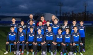 Над 100 деца тренират в школата на Струмска слава (Радомир) В Детско-юношеската школа на Струмска слава (Радомир) вече се подготвят над 100 деца, разпределени в различни възрастови групи. Най-малките са само на 5 години, а в академията работят петима треньори под ръководството на директора Кирил Кунев. „Идеята ми е децата да бъдат на стадиона, а не на телефоните. Благодаря и на родителите, които оказват съпричастност и ни помагат. Хубавото е, че всяка седмица идват нови деца, записват се да тренират и това няма как да не ни радва“, коментира Кирил Кунев пред Канал Струма. „Работим с петима треньори в школата, като всички сме обединени от каузата, колкото може повече деца да бъдат на спортната база“, добави още Кунев. Идея на ръководството е от пролетта да се сформира и отбор за девойки. „Ако реализираме и тази идея, ще бъда наистина удовлетворен. Дай боже да се случи и това нещо – да има интерес и от родители, и от момичетата. Работим добре и с училищата“, каза още Кирил Кунев. Кметът на Радомир, Кирил Стоев, посочи, че детско-юношеската школа остава приоритет за Община Радомир.