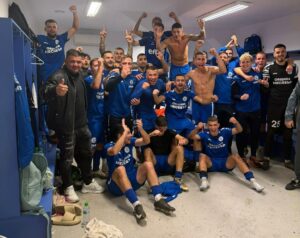 ОФК Несебър е есенен лидер в Югоизточната Трета лига ОФК Несебър ще зимува на първо място в първенството на Югоизточната Трета лига с актив от 46 точки. Балансът на отбора е 15 победи, 1 равенство и 2 загуби. "Делфините" са на 4 точки пред преследвача Марица (Пловдив). Любопитното е, че отборът спечели точно толкова точки и при последното си влизане във Втора лига — през сезон 2023/2024, когато също стана шампион на Югоизточната Трета лига. Тогава на полусезона Несебър също имаше 46 точки, а вторият в тогавашното класиране — Спартак (Пловдив) — имаше същия актив. През сезон 2022/2023, когато ОФК Несебър отново стана шампион на Югоизточната Трета лига, на полусезона тимът имаше с 2 точки по-малко — 44, и водеше с две точки пред преследвача Гигант (Съединение).