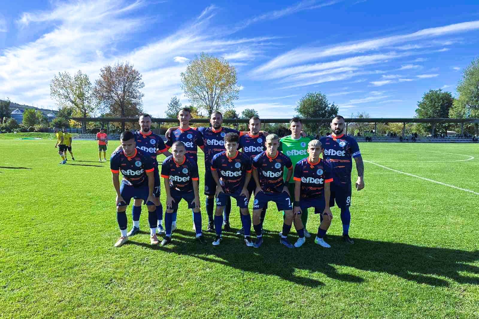 Светкавица (Търговище) гостува на Олимпик (Варна) в края на есенния дял Светкавица (Търговище) ще изиграе последния си мач от есенната част на сезон 2025/26 в Североизточната Трета лига този съботен ден, 6-ти декември. Отборът ще гостува на новака Олимпик (Варна) в среща от 17-ия кръг на шампионата. Двубоят ще бъде и последен за двата тима през календарната година, която завършва кошмарно за търговищкия клуб. Светкавица заема последното място в класирането с едва една спечелена точка от 15 изиграни мача — точката бе взета при гостуването на Ботев (Нови пазар). Голова разлика за тима е катастрофална: само 5 вкарани и цели 70 допуснати гола. В предишния кръг отборът успя да отбележи първото си попадение на собствен терен, но въпреки това загуби с 1:3 от Доростол Силистра. Като гост Светкавица не е последен в класирането, тъй като Ботев (Нови пазар) все още няма спечелена точка далеч от своя стадион.