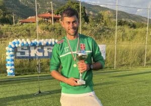 Петър Атанасов в Топ 3 на голмайсторите в Югоизточната Трета лига Един от лидерите на ФК Раковски - Петър Атанасов, завършва есенния полусезон в Югоизточната Трета лига сред първите трима реализатори. Роден на 13 октомври 1990 г., атакуващият футболист вкара 12 гола през есента — почти половината от общо 25-те попадения на ФК Раковски. Пред Атанасов в класацията е само Георги Трифонов (Марица) с 16 гола, а Олджай Алиев (Марица (Пловдив) също е отбелязал 12 попадения. Бившият играч на Ботев (Пловдив), Славия, Ботев (Враца) и други оставя зад себе си голмайстора на лидера Несебър Иван Колев (11 гола), както и Иван Кирев (Марица Милево) и Кристиян Парашкевов (Несебър) — с по 10 гола, наред с други реализатори. Браво, Петьо... Благодарим ти за неспирния дух и себераздаване на терена.