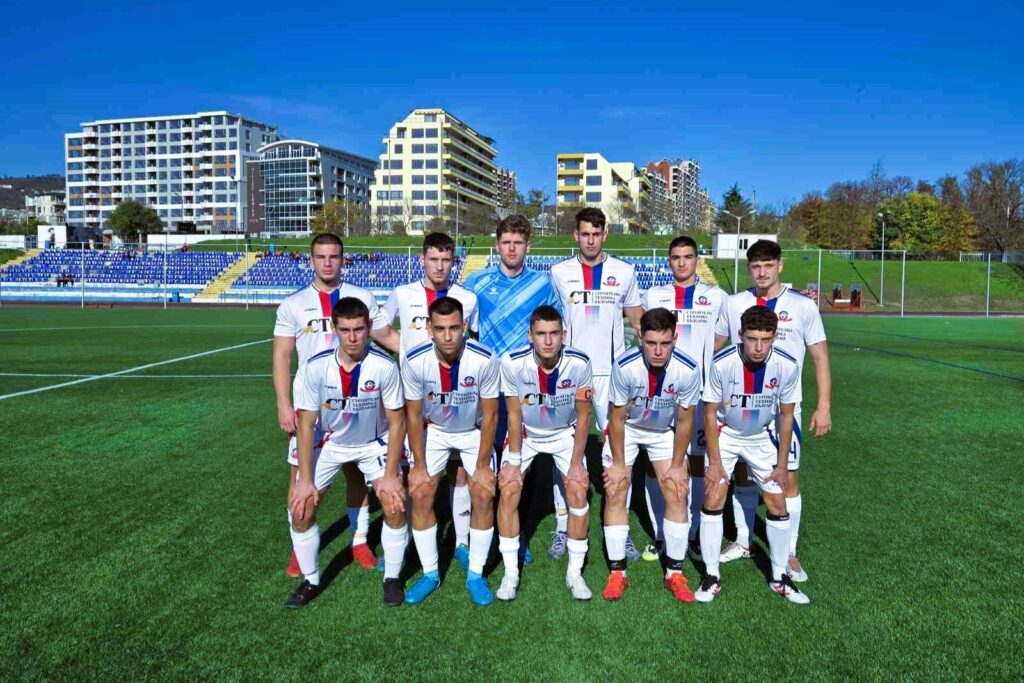 Олимпик (Варна) приема Светкавица (Търговище) в последния си мач за 2025 г. Олимпик (Варна) посреща последния в класирането Светкавица (Търговище) във финалния си двубой за 2025 година. Срещата от 17-ия кръг на Североизточната Трета лига е в събота, 6 декември, от 14:00 часа на стадион "Локомотив" във Варна. Новакът в третото ниво на българския футбол почива в последния кръг, а преди това спечели с 3:2 гостуването си на Доростол Силистра, наваксвайки два гола пасив. С тези три точки Олимпик натрупа актив от 16 и заема 11-о място във временното класиране преди срещата със Светкавица. "Получи се много дълга почивка, която може да доведе до загуба на ритъм. Говорим на момчетата да не ги подценяват, защото не са толкова слаби, а и ние не сме толкова страшни. Дано да спечелим, да завършим сезона, както трябва и да вземем малко въздух. Хубаво би било да затвърдим победата, която постигнахме навън.", заяви един от треньорите в тима и член на управителния съвет на варненци Диан Генчев.