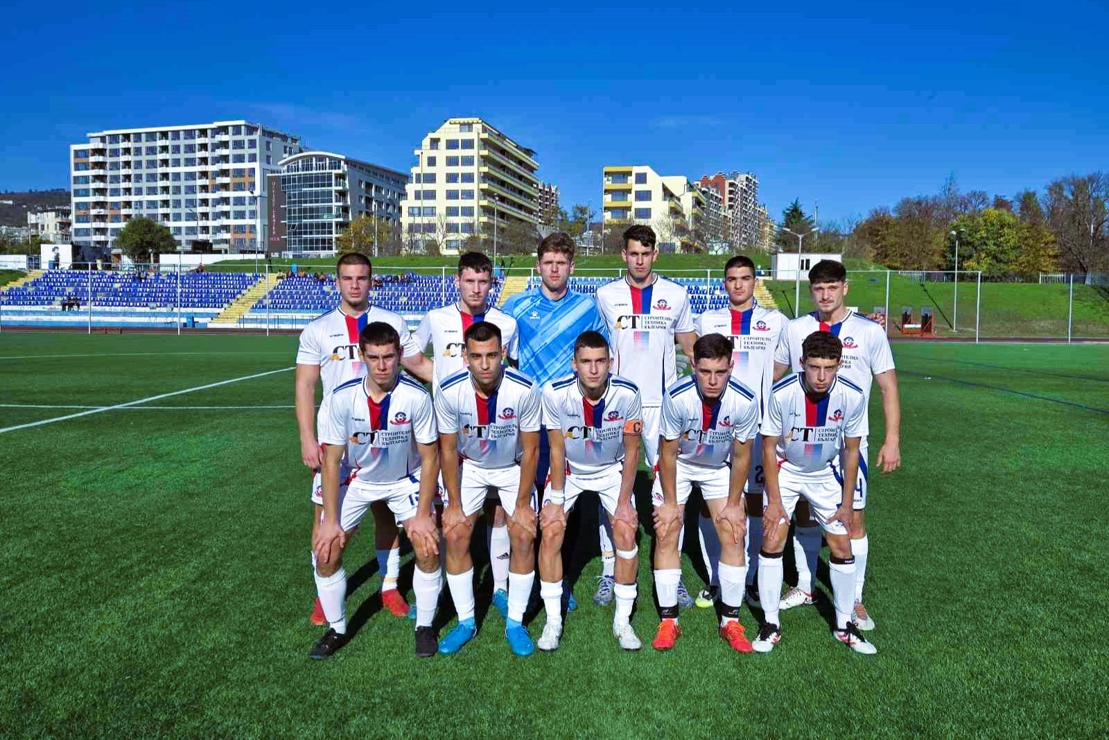 Олимпик (Варна) приема Светкавица (Търговище) в последния си мач за 2025 г. Олимпик (Варна) посреща последния в класирането Светкавица (Търговище) във финалния си двубой за 2025 година. Срещата от 17-ия кръг на Североизточната Трета лига е в събота, 6 декември, от 14:00 часа на стадион "Локомотив" във Варна. Новакът в третото ниво на българския футбол почива в последния кръг, а преди това спечели с 3:2 гостуването си на Доростол Силистра, наваксвайки два гола пасив. С тези три точки Олимпик натрупа актив от 16 и заема 11-о място във временното класиране преди срещата със Светкавица. "Получи се много дълга почивка, която може да доведе до загуба на ритъм. Говорим на момчетата да не ги подценяват, защото не са толкова слаби, а и ние не сме толкова страшни. Дано да спечелим, да завършим сезона, както трябва и да вземем малко въздух. Хубаво би било да затвърдим победата, която постигнахме навън.", заяви един от треньорите в тима и член на управителния съвет на варненци Диан Генчев.