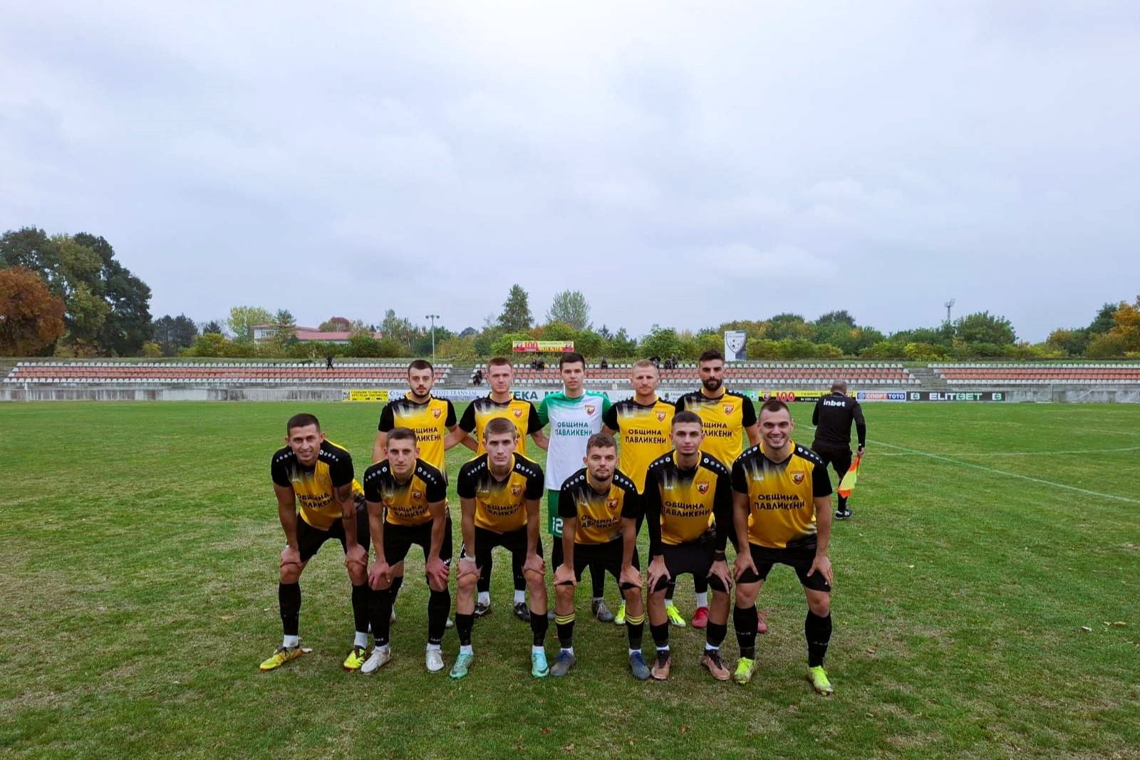 ОФК Павликени няма мач от над месец преди пролетния дял ОФК Павликени не е играл от повече от месец. За последно тимът загуби с 0:1 от Бдин (Видин) у дома в двубой от 11-ия кръг на Северозападната Трета лига, игран на 1 ноември. Преди това обаче отборът на Димо Атанасов натрупа отлична серия от резултати, с която заличи кошмарния старт и успя да събере 11 точки. С тези актив Павликени зимува на осмата позиция в класирането. Трудният старт включваше четири двубоя без вкаран гол и едва една спечелена точка. Последва изпуснат шанс за успех при гостуването на Ювентус (Малчика), макар че възпитаниците на Димо Атанасов вкараха първите си попадения в шампионата. След това дойдоха още две загуби и тимът бе в изключително незавидна позиция. Серията от три поредни победи със запазена мрежа между осмия и десетия кръг обаче изстреля Павликени напред в класирането и показа, че младият състав започва да се сработва. Въпреки че есенният дял приключи с поражение от Бдин (Видин) у дома, надеждите за по-добро представяне напролет остават. В първия кръг от пролетта ОФК Павликени приема лидера Академик (Свищов), а след това го очакват срещи, в които има да си връща срещу Партизан (Червен бряг), Ловеч, Етър II и Ювентус (Малчика). Може да си припомните всички резултати на ОФК Павликени от есенния дял на сезон 2025/26: I кръг - Академик (Свищов) - Павликени - 2:0 II кръг - Павликени - Партизан (Червен бряг) - 0:0 III кръг - Ловеч - Павликени - 2:0 IV кръг - Павликени - Етър II (Велико Търново) - 0:1 V кръг - Ювентус (Малчика) - Павликени - 2:2 VI кръг - Павликени - Локомотив (Мездра) - 1:2 VII кръг - Ком (Берковица) - Павликени - 4:1 VIII кръг - Янтра (Полски Тръмбеш) - Павликени - 0:2 IX кръг - Павликени - ФК Троян - 3:0 X кръг - Левски 2007 - Павликени - 0:3 XI кръг - Павликени - Бдин (Видин) - 0:1