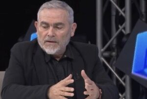 Румен Димов направи равносметка на полусезона Изпълнителният директор на ФК Созопол Румен Димов направи анализ на полусезона. "Преди началото на сезона казах, че познавам добре футбола, особено в България и движението на футболистите в трансферния период, така че предположих, че ще ни бъде трудно, особено на треньорите предвид финансовата рамка, с която ще работим. Трудна бе работата в селекционен план, защото предвид недоброто представяне от предходния сезон, спортния екип реши да се раздели с 12 футболисти и естествено да привлече толкова нови, които да отговарят на изискванията на треньорския екип, а и на нашите моментни възможности като клуб. Същевременно и да са с характеристики, които сме задали за всяка позиция. Освен това, когато нямаш голяма финансова възможност, търсиш и разчиташ на млади футболисти с качества, които треньорите да развият. Тук в този процес се допускат и много грешки, лъкатушения в представянето и в резултатите. Но това са нормални неща. За това и казах в началото, че градим изцяло нов отбор и ще ни бъде трудно. Но ние не трябва да се оправдаваме, а да работим добре и тогава сезонът ни ще зависи от това - как новите играчи ще растат и ще се усъвършенстват. Трябва да се подобряваме всеки път и да имаме търпение, преди да видим тези подобрения. Общата картина от представянето ни е показателна, а именно: 8-9 място с с 26 точки, 8 победи, 2 равни и 8 загуби. 26 отбелязани гола и 21 получени. На 5 точки сме от топ 4, което ни дава основание да се подобряваме, както в игрови, така и в точков план. Във фаза защита цифрите показват, че сме относително стабилни, но има какво да се желае. В атака само 5 отбора са отбелязали повече от нас, а това е добър атестат за възможностите ни в нападение. Наистина сме непостоянни, което е проблем за отбора. Липсват ни резултати на чужд терен, като например равенства, от които се трупат точки, и ако не можеш да победиш, то поне да не загубим мача. Това е и знак за нас, че все още не сме постигнали дълбочина в състава, че характерът на младите футболисти е недостатъчен, защото контрола върху резултата се постига с много отборен характер, когато не играеш с повече опитни и класни футболисти. Според мен върху това трябва да работим още. В крайна сметка положително е представянето ни в последните 7 кръга, в които записахме 5 победи и 1 равен. Отборът е близо до борбата за шестицата, а защо не и за нещо повече. Продължаваме и за Купата на Аматьорската Лига, което е добре за клуба. За новия полусезон очаквам да се подобрим във всеки аспект, да направим нужната селекция. Планираната подготовка от старши треньора да я изпълним и да сме добре подготвени за новия сезон. Клубът продължава подготовката и зимната селекция с цел подобряване на представянето през втората част от сезона и участие в Купата на Аматьорската Лига.