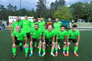 ФК Устрем (Дончево) отложи последния си мач за 2025 г. ФК Устрем (Дончево) излезе в почивка по-рано от планираното, след като клубът отложи последната си среща за 2025 г. в местното дерби с ФК Рилци (Добрич). Мачът от 17-ия кръг на Североизточната Трета лига, който трябваше да се проведе на 6 декември от 14:00 часа, ще бъде изигран през 2026 г. Засега предварителната дата е 7 февруари, събота, но окончателното уточняване ще стане в координация между двата отбора, тъй като това е две седмици преди старта на пролетния дял на шампионата. Очаква се отборът да започне подготовка за втория полусезон малко преди средата на януари.