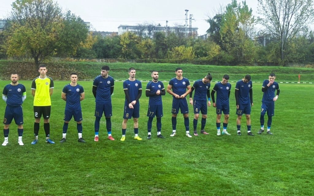 ФК Ловеч зимува на 5-о място в Северозападната Трета лига ФК Ловеч заема петата позиция във временното класиране на Северозападната Трета лига. Отборът под ръководството на старши треньора Евгени Систов събра 18 точки след 6 победи и 5 загуби, без нито едно равенство. Ловчанлии са само на 1 точка разлика от четвъртия тим в класирането — Бдин (Видин). Като домакин: 9 точки (3 победи, 3 загуби) Като гост: 9 точки (3 победи, 2 поражения) От клуба изразяват надежда, че през пролетния дял отборът ще бъде стабилен и ще продължи доброто и достойно представяне в групата.