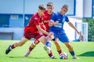 Сериозна травма за Николай Трифонов преди края на есенния полусезон Неприятна новина застигна Черноморец (Балчик) преди последния мач от есенния полусезон на кампания 2025/26. Нападателят Николай Трифонов получи сериозно увреждане на връзките по време на тренировка през седмицата, показаха резултатите от направения ядрено-магнитен резонанс. 21-годишният голмайстор прави силен сезон досега — той е изиграл 12 мача и е отбелязал 6 гола, което го прави третият най-резултатен футболист в отбора. Трифонов има и 1 мач с 1 гол за Купата на Аматьорската лига. Травмата е тежка и все още не е ясно дали ще се наложи операция. Футболистът със сигурност ще пропусне предстоящия заключителен двубой срещу ФК Аксаково, както и част от зимната подготовка на отбора. Гостуването на Черноморец (Балчик) в Аксаково е в събота, 6 декември, от 14:00 часа.