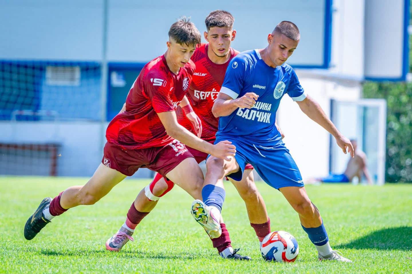 Сериозна травма за Николай Трифонов преди края на есенния полусезон Неприятна новина застигна Черноморец (Балчик) преди последния мач от есенния полусезон на кампания 2025/26. Нападателят Николай Трифонов получи сериозно увреждане на връзките по време на тренировка през седмицата, показаха резултатите от направения ядрено-магнитен резонанс. 21-годишният голмайстор прави силен сезон досега — той е изиграл 12 мача и е отбелязал 6 гола, което го прави третият най-резултатен футболист в отбора. Трифонов има и 1 мач с 1 гол за Купата на Аматьорската лига. Травмата е тежка и все още не е ясно дали ще се наложи операция. Футболистът със сигурност ще пропусне предстоящия заключителен двубой срещу ФК Аксаково, както и част от зимната подготовка на отбора. Гостуването на Черноморец (Балчик) в Аксаково е в събота, 6 декември, от 14:00 часа.