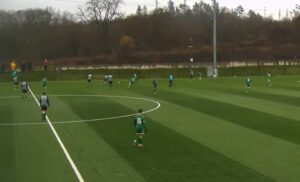 Бенковски (Исперих) загуби с 2:3 при гостуването си на Лудогорец III (Разград) Бенковски (Исперих) падна с 2:3 при визитата си на Лудогорец III (Разград) в мач от последния есенен 17-и кръг на Североизточната Трета лига. След този двубой тимът от Исперих ще зимува на временното шесто място с 29 точки. Мачът започна отлично за гостите. Още в 9-ата минута Петър Иванов откри резултата — след изпълнение на корнер защитата на домакините отби топката, тя намери Иванов и той с удар извън наказателното поле я прати във вратата. В 14-ата минута домакините изравниха също от корнер — след центриране футболист на Лудогорец засече топката с глава и преодоля вратаря Стефан Петков. В 62-ата минута Лудогорец направи пълен обрат след добра атака и подаване в центъра на защитата на Бенковски, с което резултатът стана 2:1. В 75-ата минута домакините покачиха на 3:1 — при първоначален удар вратарят Стефан Петков изби, но при добавката непокритият Джани Ниязи реализира спокойно. В 86-ата минута Бенковски намали на 2:3, но в оставащото време не успя да стигне поне до равенство.