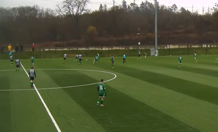 Бенковски (Исперих) загуби с 2:3 при гостуването си на Лудогорец III (Разград) Бенковски (Исперих) падна с 2:3 при визитата си на Лудогорец III (Разград) в мач от последния есенен 17-и кръг на Североизточната Трета лига. След този двубой тимът от Исперих ще зимува на временното шесто място с 29 точки. Мачът започна отлично за гостите. Още в 9-ата минута Петър Иванов откри резултата — след изпълнение на корнер защитата на домакините отби топката, тя намери Иванов и той с удар извън наказателното поле я прати във вратата. В 14-ата минута домакините изравниха също от корнер — след центриране футболист на Лудогорец засече топката с глава и преодоля вратаря Стефан Петков. В 62-ата минута Лудогорец направи пълен обрат след добра атака и подаване в центъра на защитата на Бенковски, с което резултатът стана 2:1. В 75-ата минута домакините покачиха на 3:1 — при първоначален удар вратарят Стефан Петков изби, но при добавката непокритият Джани Ниязи реализира спокойно. В 86-ата минута Бенковски намали на 2:3, но в оставащото време не успя да стигне поне до равенство.