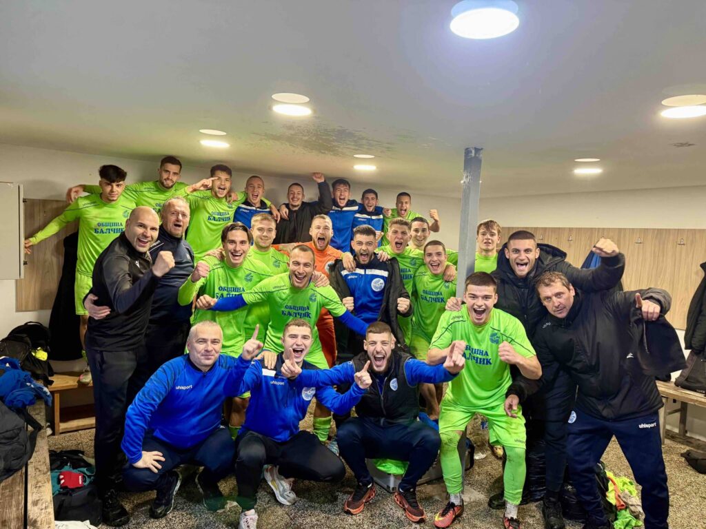 Черноморец (Балчик) завърши есента като зимен шампион след 3:0 в Аксаково Черноморец (Балчик) победи с 3:0 ФК Аксаково в гостуване от 17-ия кръг на есенната част от сезон 2025/26 в Североизточната Трета лига. Тимът събра 41 точки, с които се изравни със Септември (Тервел) и изпревари шампиона в класирането заради по-добрата си голова разлика. Балчиклии имат 43 вкарани гола и едва 7 допуснати, което ги прави най-добрия отбор по тези показатели и завършват 2025 г. като зимен шампион на Североизтока. Победата беше решена още в първото полувреме. Иван Томов откри резултата в 3-ата минута, а в 34-ата Мартин Янакиев покачи на 2:0 след подаване на Стефан Митев. Крайното 3:0 оформи самият Митев, който бе точен 2 минути преди края на редовното време на първата част. Асистенцията за третия гол е именно на Иван Томов. През втората част нови голове не паднаха. Черноморец ще зимува на върха в класирането, но още в първия си мач напролет го очаква сериозно изпитание — гостуване на 4-тия Волов-Шумен 2007. Двубоят е насрочен за 21 февруари 2026 г.