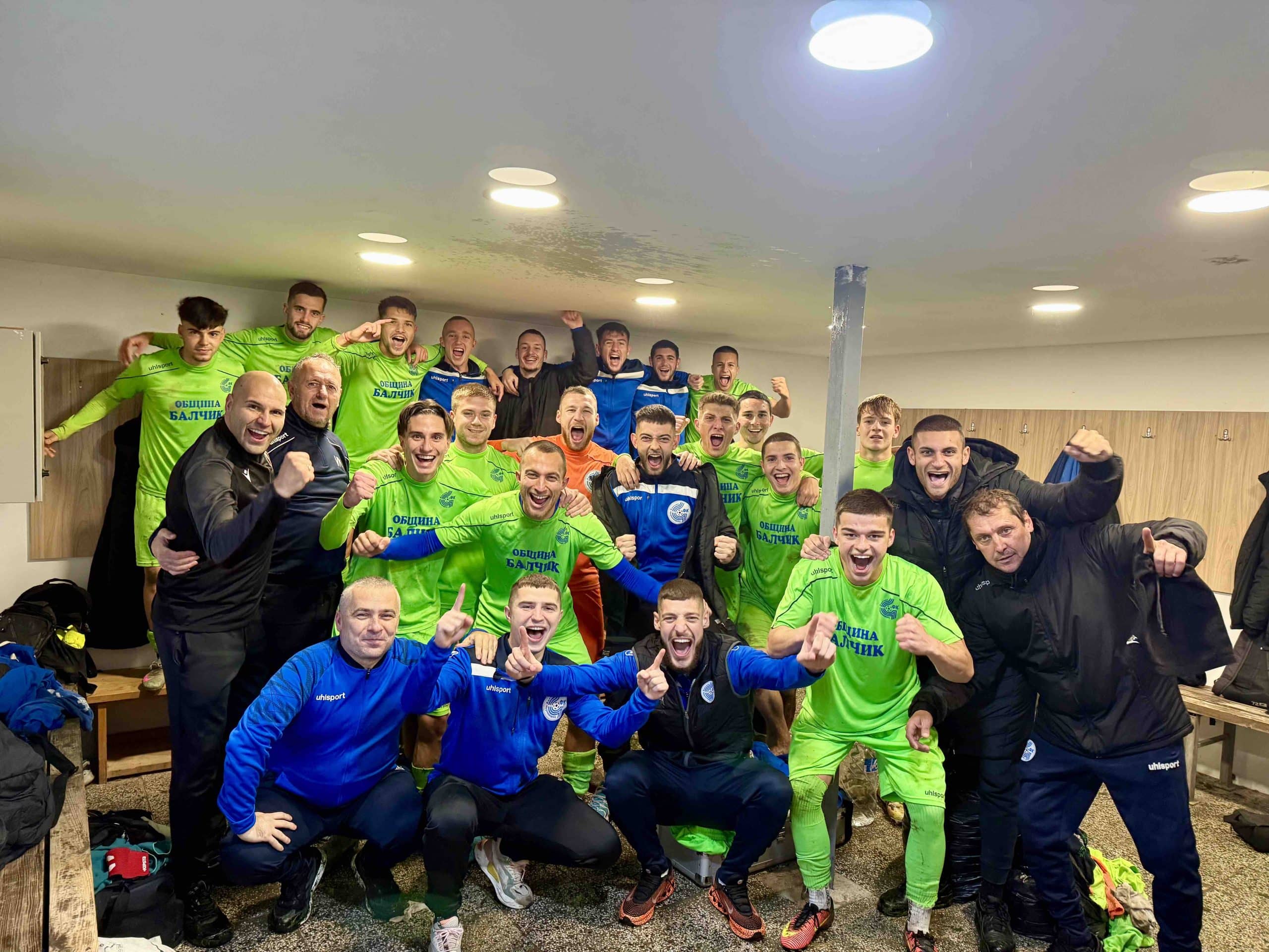 Черноморец (Балчик) завърши есента като зимен шампион след 3:0 в Аксаково Черноморец (Балчик) победи с 3:0 ФК Аксаково в гостуване от 17-ия кръг на есенната част от сезон 2025/26 в Североизточната Трета лига. Тимът събра 41 точки, с които се изравни със Септември (Тервел) и изпревари шампиона в класирането заради по-добрата си голова разлика. Балчиклии имат 43 вкарани гола и едва 7 допуснати, което ги прави най-добрия отбор по тези показатели и завършват 2025 г. като зимен шампион на Североизтока. Победата беше решена още в първото полувреме. Иван Томов откри резултата в 3-ата минута, а в 34-ата Мартин Янакиев покачи на 2:0 след подаване на Стефан Митев. Крайното 3:0 оформи самият Митев, който бе точен 2 минути преди края на редовното време на първата част. Асистенцията за третия гол е именно на Иван Томов. През втората част нови голове не паднаха. Черноморец ще зимува на върха в класирането, но още в първия си мач напролет го очаква сериозно изпитание — гостуване на 4-тия Волов-Шумен 2007. Двубоят е насрочен за 21 февруари 2026 г.