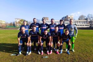 Доростол Силистра загуби с 0:4 от Черноломец (Попово) в 17-и кръг Доростол Силистра допусна загуба с 0:4 в домакинството си на Черноломец (Попово) в среща от последния за годината 17-и кръг на Североизточната Трета лига. Първият гол падна в 43-ата минута, а останалите три попадения бяха реализирани след 70-ата минута. Така Доростол приключва есенния полусезон на осмото място с актив от 24 точки след 7 победи, 3 равенства и 6 загуби. Пролетният дял за силистренци ще започне с домакинство на Бенковски (Исперих).