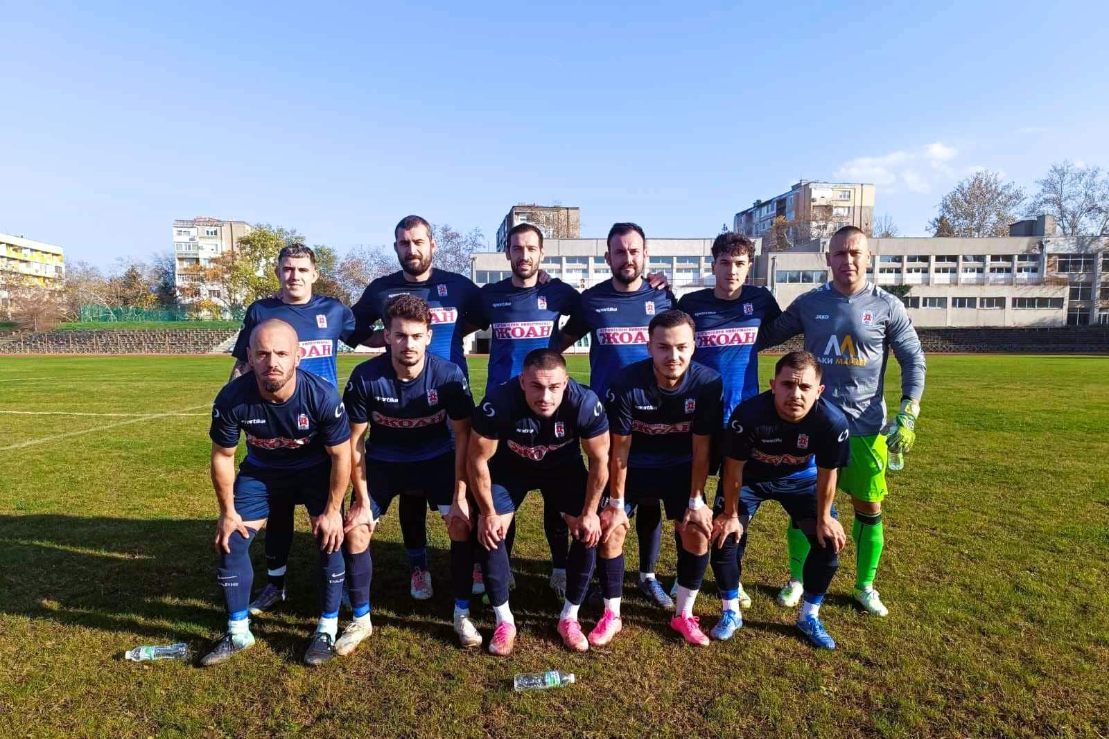 Доростол Силистра загуби с 0:4 от Черноломец (Попово) в 17-и кръг Доростол Силистра допусна загуба с 0:4 в домакинството си на Черноломец (Попово) в среща от последния за годината 17-и кръг на Североизточната Трета лига. Първият гол падна в 43-ата минута, а останалите три попадения бяха реализирани след 70-ата минута. Така Доростол приключва есенния полусезон на осмото място с актив от 24 точки след 7 победи, 3 равенства и 6 загуби. Пролетният дял за силистренци ще започне с домакинство на Бенковски (Исперих).