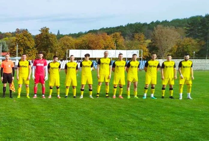 Черноломец (Попово) ще зимува пети в Североизточната Трета лига Черноломец (Попово) ще зимува на 5-о място във временното класиране в Североизточната Трета лига. Тимът събра 31 точки след 10 победи, 1 равенство и 5 загуби, с голова разлика 35:22. Това е значително по-добро представяне спрямо миналия шампионат, когато на полусезона отборът заемаше 6-ата позиция с 26 точки – с 5 по-малко от сегашните 31. През сезон 2023/2024 Черноломец също бе 5-и, но тогава имаше 28 точки от 13 изиграни мача след 9 победи, 1 равенство и 3 загуби.