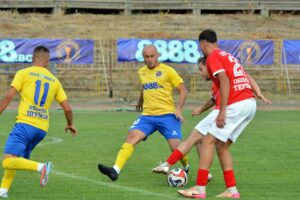 Волов-Шумен 2007 победи Фратрия II (Бенковски) с 5:0 Президентът на Волов-Шумен 2007 Иван Станчев сподели своите впечатления относно последния двубой на отбора за настоящата година. "Жълто-сините" разгромиха с 5:0 у дома Фратрия II (Бенковски) в мач от 17-ия кръг на Североизточната Трета лига. "Малко ни пожали съдбата през второто полувреме, защото удариха и те няколко греди. Съперниците ни нямат опит, но имат добри футболисти. Поне финиширахме добре, горе-долу, полусезона. Напролет ще търсим реванш с Черноломец (Попово) и Бенковски (Исперих), защото битката ще е с тях.", сподели Станчев след днешния мач. Още през първото полувреме един от водещите играчи на тима, Жечко Йорданов, получи травма. "Има съмнения за скъсан бедрен мускул, но трябва да се възстанови за 2-3 седмици е на линия за подготовката. ", добави Иван Станчев. Отсътвалият в днешния мач централен бранител Васил Добрев е с разтежение, но и той следва да е на линия за началото на подготвителния процес. Тепърва предстои да се уточни датата, на която тимът ще започне подготовка, както и контролите преди старта на пролетния полусезон.