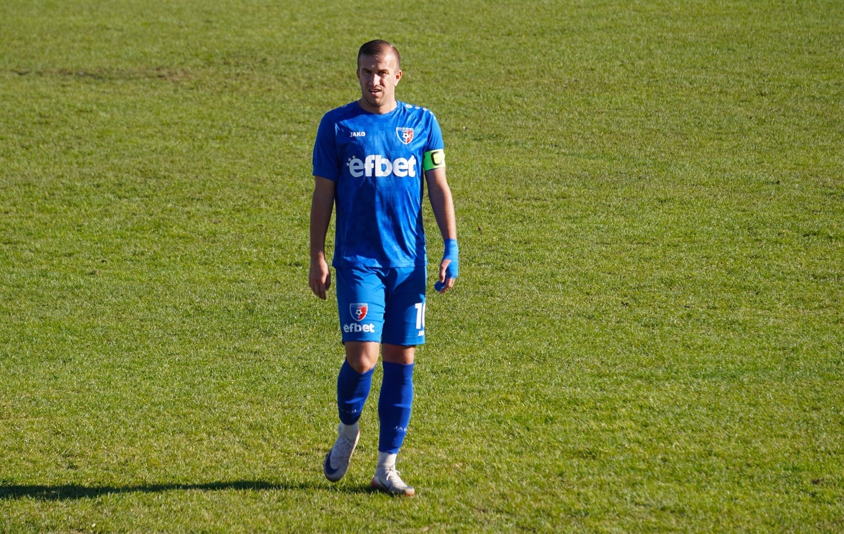 Струмска слава завършва есента на второ място в Югозападната Трета лига Струмска слава ще зимува на второ място във временното класиране в Югозападната Трета лига. Тимът е само на 4 точки от лидера Рилски спортист (Самоков), като битката между двата тима ще продължи и през пролетта. Капитанът Александър Аспарухов е водещ голмайстор на тима през есенния дял от сезона. Той изигра всички 19 мача за първенство, в които отбеляза 16 гола. В голмайсторската листа в Югозападната Трета лига той отстъпва единствено на нападателя на Ботев (Ихтиман) Борислав Балджийски, който вкара 21 попадения. Александър Аспарухов изигра и 4 мача за Купата на Аматьорската лига, в които вкара 4 гола. Така през есента във всички турнири нападателят записа общо 23 мача с 20 попадения.