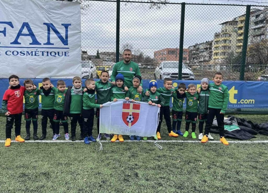Малки футболисти на ФК Раковски завоюваха злато и сребро на „Рефан Къп“ Днес малките възпитаници на ФК Раковски, родени 2019 година, с треньор Йосиф Стрехин, взеха участие на турнира „Рефан Къп“. Клубът се включи с два отбора, които показаха изключително желание, дух и воля на терена. И двата тима спечелиха своите групи, побеждавайки всички съперници, а финалът се превърна във вътрешен дуел – Раковски 1 срещу Раковски 2. Така златото и среброто заминаха за Раковски. Огромни поздравления за децата — честито, шампиони! Адмирации и към треньора — страстта, желанието и трудът, които влагате всеки ден, не могат да останат незабелязани.