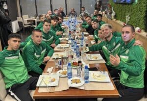 Бенковски (Исперих) закри 2025 г. с отборна вечеря на Никулден Бенковски (Исперих) закри изтичащата 2025 година с обща отборна вечеря след последния двубой от Североизточната Трета лига. Футболистите и треньорският щаб, начело със старшия треньор Николай Кънчев, се събраха навръх Никулден, за да вдигнат наздравици и да отчетат свършената работа през годината. На събитието присъстваха президентът на клуба Стефан Крачунов и кметът на Община Исперих Белгин Шукри. Градоначалникът поздрави отбора за представянето му през есента и отбеляза позитивното развитие, което е видно и от временното класиране. Той добави, че е доволен от младия състав, който има изключително много потенциал пред себе си, и пожела на всички здраве, щастие и късмет през новата 2026 година.