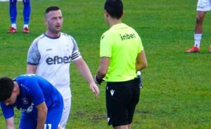 Робертин Атанасов вкара 11 гола през есента, Германея на дъното Капитанът и един от лидерите на Германея — Робертин Атанасов — реализира 11 попадения през есенния дял от сезона в Югозападната Трета лига. Това е почти половината от общия актив на отбора, който има 24 отбелязани гола. Въпреки временното последно място в класирането на Германея, Атанасов се задържа в Топ 5 на голмайсторската листа в региона. Пълната подредба в горната част на класацията по голове изглежда така: Борислав Балджийски (Ботев Ихтиман) — 21 гола Александър Аспарухов (Струмска слава) — 16 гола Георги Божилов (Рилски спортист) — 15 гола Деян Христов (Витоша Бистрица) — 12 гола Робертин Атанасов (Германея) — 11 гола (дели 5-ото място с Даниел Младенов) Даниел Младенов (ФК Кюстендил) — 11 гола (дели 5-ото място)