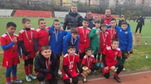 Два отбора от школата на Струмска слава участваха в „Хасково Къп“ Два отбора от Детско-юношеската школа на Струмска слава (Радомир) взеха участие в турнира „Хасково Къп“. Набор 2015 със старши треньор Родислав Иглев завърши като вицешампион — това бе трети пореден финал за отбора през годината. В груповата фаза тимът постигна 3 победи и 1 поражение. Успехите дойдоха срещу Родопа (Смолян), ФК Момчилград и ФК Саяна (Хасково), а единствената загуба бе от Локомотив (София). На финала съставът отстъпи на Фортуна (София). Калоян Петров бе отличен като най-добър вратар на турнира — напълно заслужено признание за впечатляващите му изяви. Набор 2012/2013, воден от треньорите Ванчо Стоилов и Слави Василев, показа футбол от висока класа през целия турнир. Момчетата доминираха в почти всички срещи, създаваха положения и диктуваха темпото, като само липсата на финален щрих и малко късмет не им позволиха да се преборят за челните места. В груповата фаза тимът записа 2 победи и 2 загуби. В мача за 5-6 място отборът игра срещу Левски (София) и въпреки доброто представяне остана на 6-то място. Благодарим на всички момчета, техните родители и треньори!