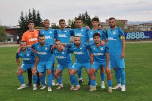 Пирин 1941 (Разлог) завърши есента на 13-о място в Югозападната Трета лига Пирин 1941 (Разлог) сложи край на есенния полусезон на 13-ата позиция в класирането на Югозападната Трета лига. Тимът отчете 5 победи, 6 равенства и 8 поражения. Последното поражение дойде служебно, след като от Рилски спортист (Самоков) подадоха жалба за неспазване на наредбата на БФС относно използването на определен брой млад футболисти. Точки: 21 след 19 мача. Пролетен дял: предстоят 15 срещи, в които тимът ще се опита да напредне в таблицата. Разлика спрямо зоната на изпадащите: 9 точки. Атаката на отбора, воден от Христо Джоджов, не впечатлява — реализирани са 23 попадения, като едно от тях не се зачита заради служебния резултат в последния есенен двубой. По този показател само пет отбора имат по-слабо представяне, като три от тях са под Разлог в класирането. За сметка на това защитата е по-силното звено — допуснати са 25 реални гола (27 по статистика), като единствено отборите в първата седмица на класирането имат по-малко получени попадения. Пролетният дял за Пирин започва с гостуване на Витоша (Бистрица).