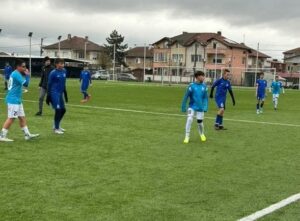 Децата на ФК Созопол (родени 2013) приключиха есенния полусезон с престижна победа Отборът на ФК Созопол за родени през 2013 г. завърши есенния полусезон с важна победа. Тимът победи Черноморец (Бургас) с 2:0. Никола Витков откри резултата след разбъркване от корнер и насочване в далечния ъгъл на вратата на противника. Денис Христов оформи крайното 2:0, след като направи индивидуален рейд отдясно и с удар прати топката в далечния ъгъл в сглобката на вратата.