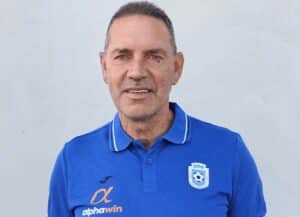 Росен Крумов направи равносметка след есенния полусезон Председателят на Управителния съвет на ОФК Костинброд Росен Крумов даде обобщително интервю след края на есенния дял на сезон 2025/26 в Югозападната Трета лига. Новаците в групата събраха 23 точки от 18 двубоя и предстои да изиграят един отложен мач като гости на Пирин (Гоце Делчев). Крумов направи оценка на представянето на "сините" и сподели какво предстои за отбора преди началото на пролетните срещи. Той говори за официалния сайт на ОФК Костинброд, направен по проекта Дигитален спорт на https://bookmaker-ratings.bg/ - Какви впечатления остави есенния полусезон с оглед на факта, че се изиграха малко повече мачове в сравнение с тези, които предстоят напролет, макар че при вас има и един отложен сблъсък? - Представянето на тима беше повлияно от това, че доста от играчите, които ставаха за Трета лига, си тръгнаха, като Цветомир Тодоров, Николай Маринов, Иво Иванов и други. Те спокойно можеха да са титуляри в отбора. Същевременно не успяхме да вземем тези, които искахме, защото доста ни отказаха. Играхме и в повечето мачове с третия и четвъртия вратар на Сливница от миналата година, след като и двмата ни вратари се контузиха. Отборът беше сглобен и с хора, които бяха резерви в други отбори като млади футболисти, а тук се наложиха. С този ресусрс смятам, че представянето в повечето мачове беше на добро ниво, като сложим това, че и подготовката не беше изкарана от много от хората и отборът не беше подготвен, както трябва. Смятам, че с оглед на всичко това, класирането наистина е добро. Можеше и да е много по-добро, но поне, някои казват 7, но аз казвам поне 11 точки загубихме от съдиите и от наши елементарни грешки, каквито другите отбори не са правили. - На фона на това, което споделяте, можем ли да очакваме сериозна зимна селекция в Костинброд? - Надявам се вече момчетата от другите отбори да повярват, че тук всичко е коретно. Изплащат се заплати и премии точно на момента и им се дава възможност да играят. Играят тези, които се справят по-добре. Няма шуробаджанащина, като на други места. Сега правим разговори с различни момчета и смятам, че поне 4-5 нови ще можем да привлечем за другия полусезон. Сред тях ще има и млади, и рутинирани играчи, които ще вдигнат нивото на отбора. - Планирана ли е вече подготовката на тима? - Да, тя започва на 12-ти януари. Всички контроли са уредени. Ще изиграем пет приятелски срещи - по една във всяка събота преди старта, тъй като всички футболисти работят и тогава са най-свободни. Иначе мисля, че от 12 януари до 21 февруари отборът има 40 дни, за дасе подготови, както подобава. - Има ли вече дата за отложения сблъсък с Пирин (Гоце Делчев)? - Още няма, предстои да се реши с БФС. Доколкото знам, те предлагат да е още в началото, но не знам дали на нас и на Гоце Делчев ще ни пасне. Аз направих компромис, защото двубоят можеше да се изиграе в сряда или другата събота. Сега предстои да разберем кога ще е. Клубът очаква официално решение от БФС за датата на отложения мач с Пирин (Гоце Делчев) и ще публикува подробности на своя сайт.