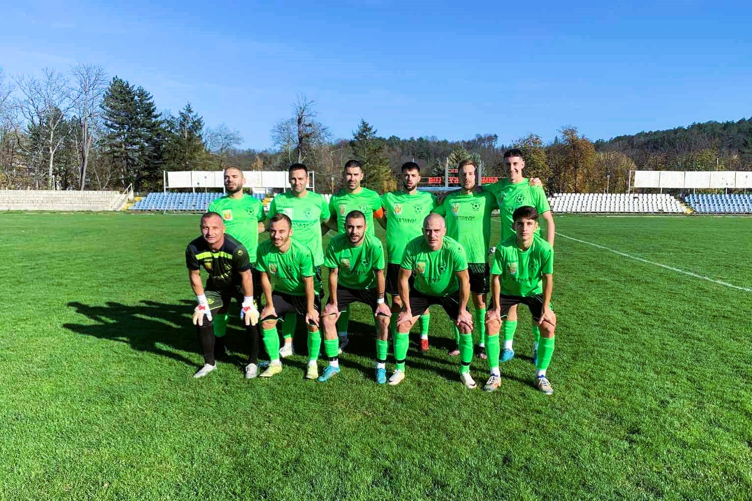 Виктор Христов най-резултатен през есента в Североизточната Трета лига Нападателят на Устрем (Дончево) Виктор Христов завършва есенната част на шампионата в Североизточната Трета лига като най-резултатен футболист. Христов реализира 16 гола — с три повече от втория в класирането Димитър Игнатовски от Волов-Шумен 2007. Той е отбелязал почти половината от общо 38-те попадения на „зелените“. Благодарение на изявите на Христов и представянето на целия тим ФК Устрем заема 7-мо място с актив от 25 точки. Отборът е с мач по-малко, тъй като срещата с Рилци (Добрич) от последния кръг за тази година беше отложена.